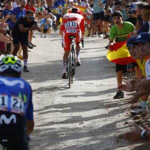 "Pensé: ¿qué está pasando? ¿Es un espectador?" - Tadej Pogačar sorprendido por Enric Mas en la subida de tierra de la Vuelta a España