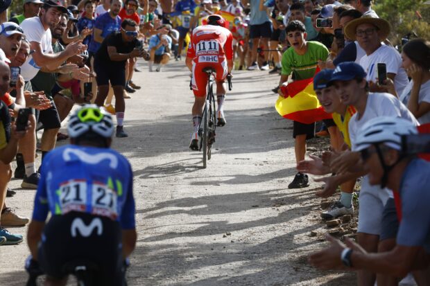 "Pensé: ¿qué está pasando? ¿Es un espectador?" - Tadej Pogačar sorprendido por Enric Mas en la subida de tierra de la Vuelta a España