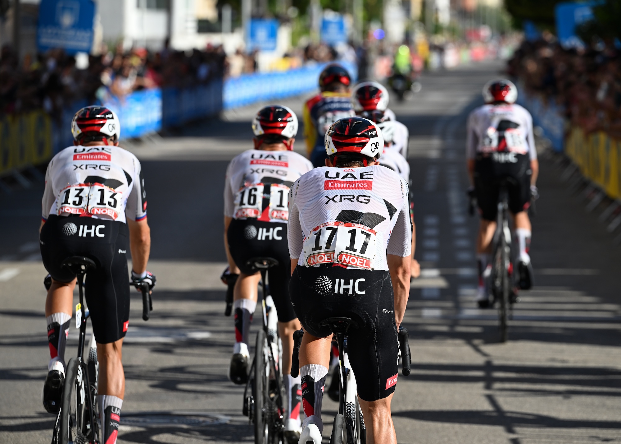 Los corredores del UAE Team Emirates-XRG Domen Novak, Ivo Oliveira, Pavel Sivakov, Pablo Torres, Kevin Vermaerke y Jay Vine cayeron del pelotón tras la caída y abandono del líder de su equipo, Tadej Pogačar.