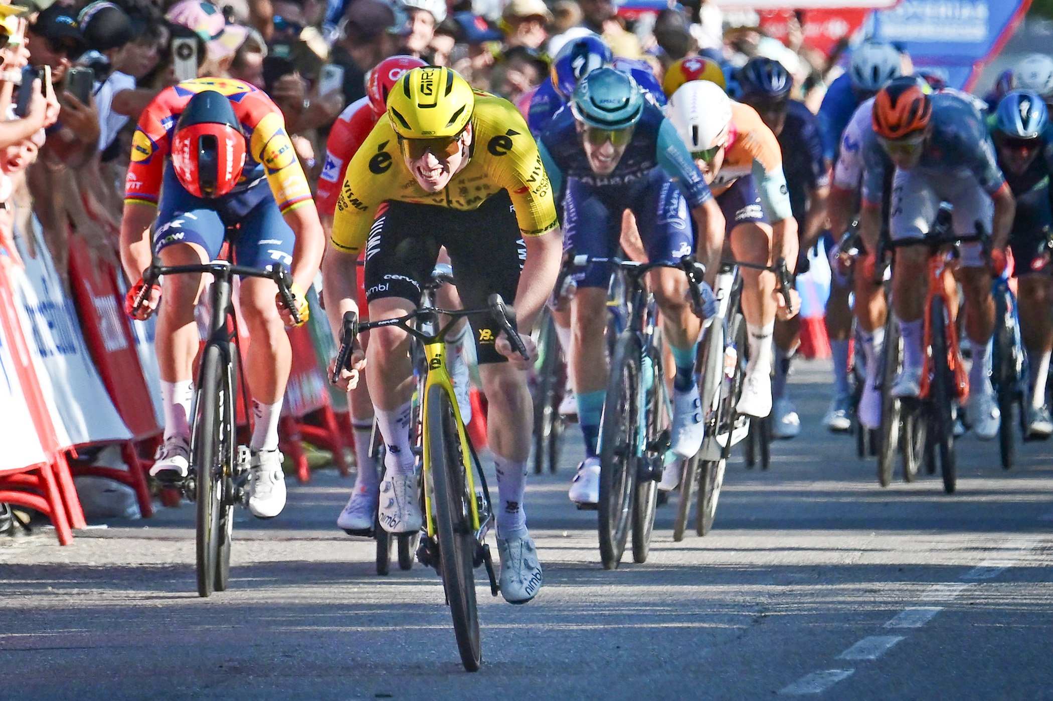Matthew Brennan lidera el pelotón a casa para lograr una victoria al sprint en la etapa 2 de la Vuelta a España 2026