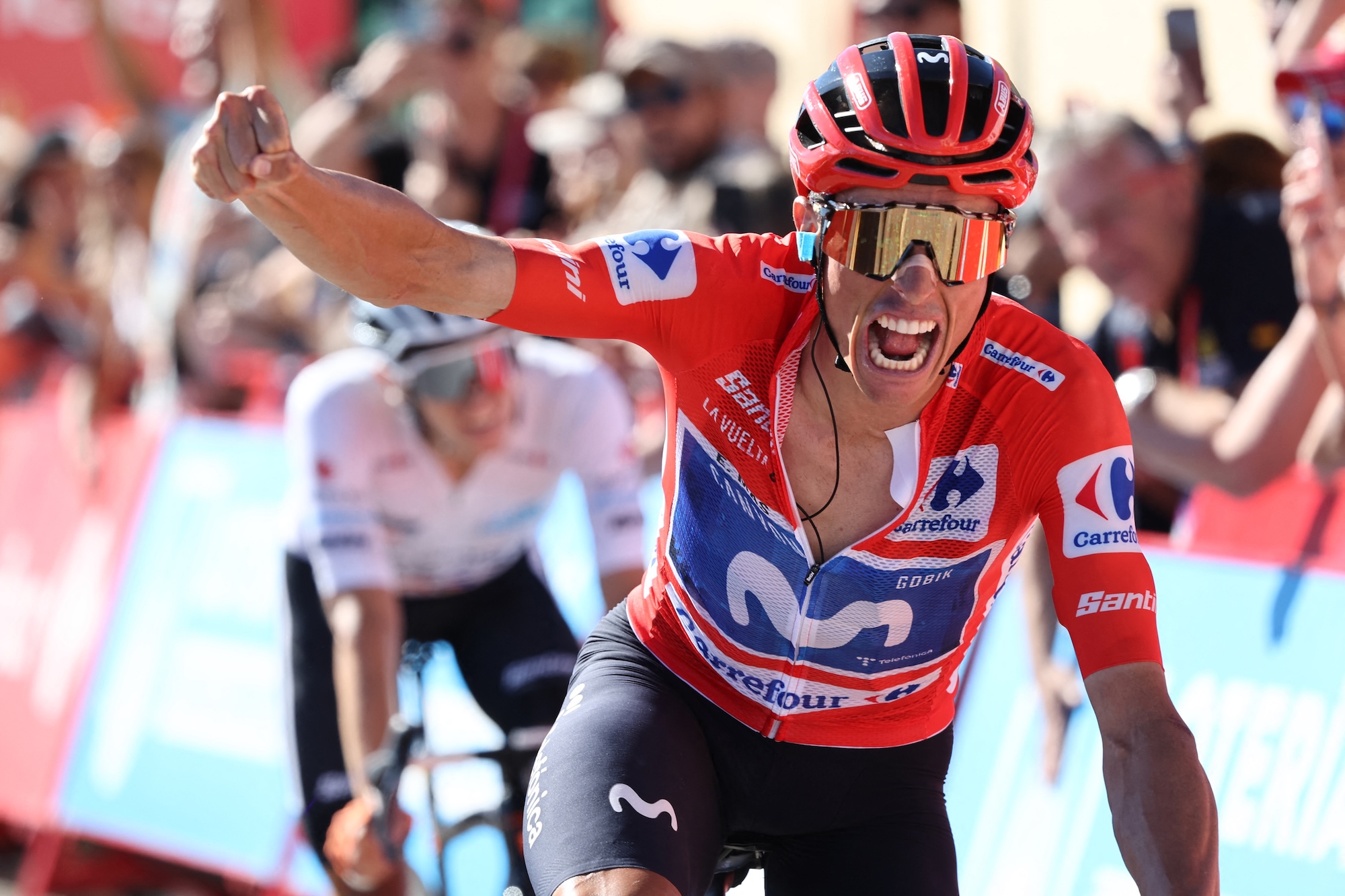 El piloto español del Team Movistar, Enric Mas, celebra su victoria seguido por el piloto del Team Netcompany Ineos. El ciclista escocés Oscar Onley durante la novena etapa de la Vuelta a España 2026, una carrera de 187,4 km entre Villajoyosa y el Alto de Aitana en Confrides, el 30 de agosto de 2026. (Foto de Josep LAGO / AFP)