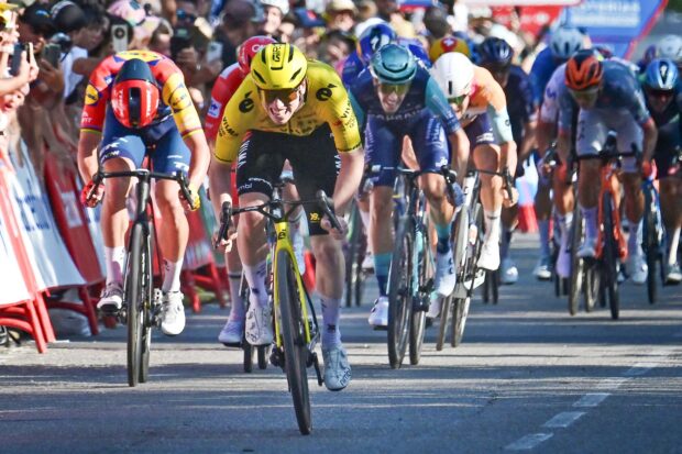 "Hoy mucha gente pensaba que eran superhéroes": Matthew Brennan lamenta la toma de riesgos en el pelotón de la Vuelta a España en un día marcado por numerosas caídas