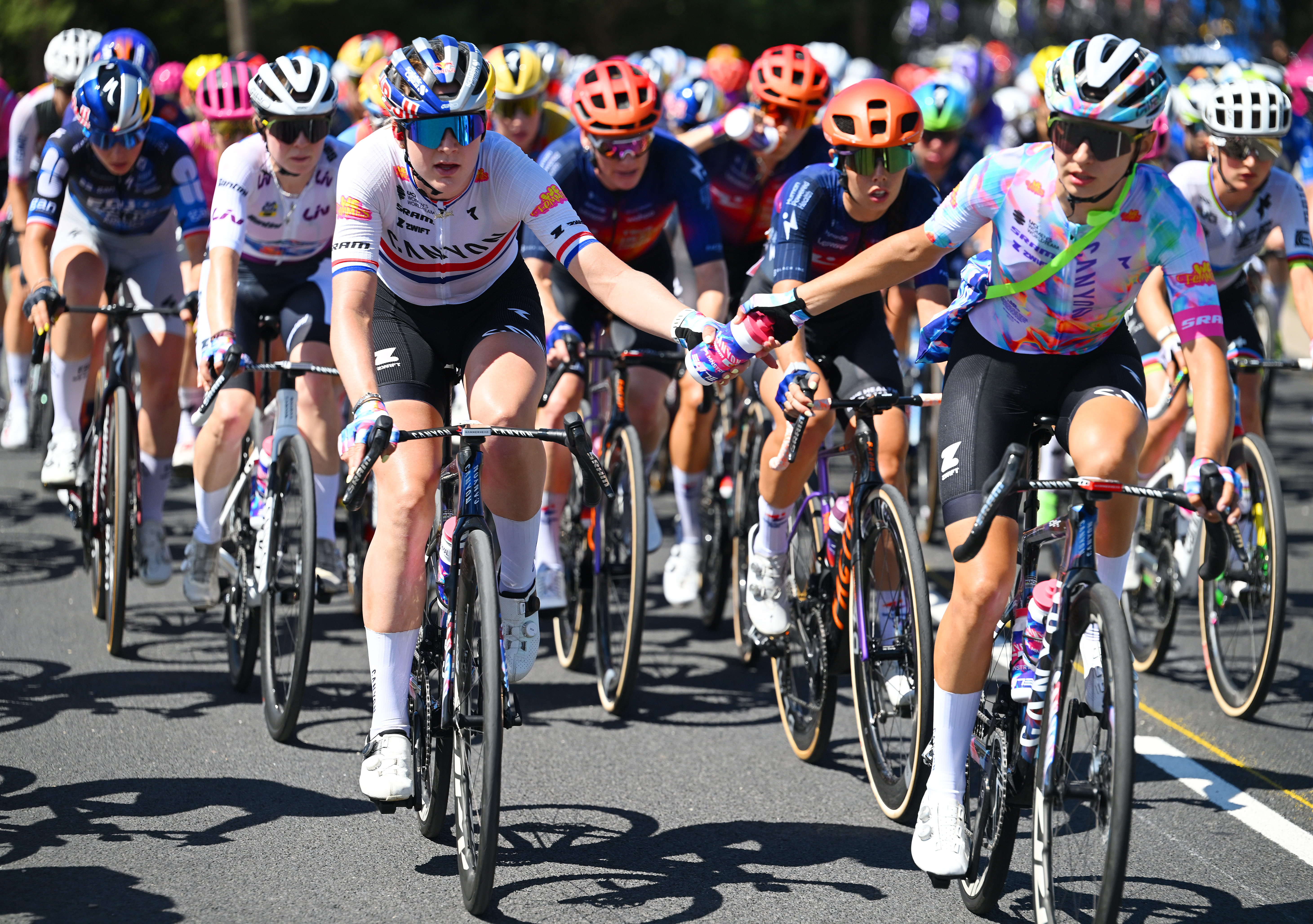 (LR) Zoe Backstedt y Maria Rosa Kloser del Team Canyon//SRAM Racing durante el Tour de Francia Femmes 2026, etapa 6 (Foto de Tim de Waele/Getty Images)