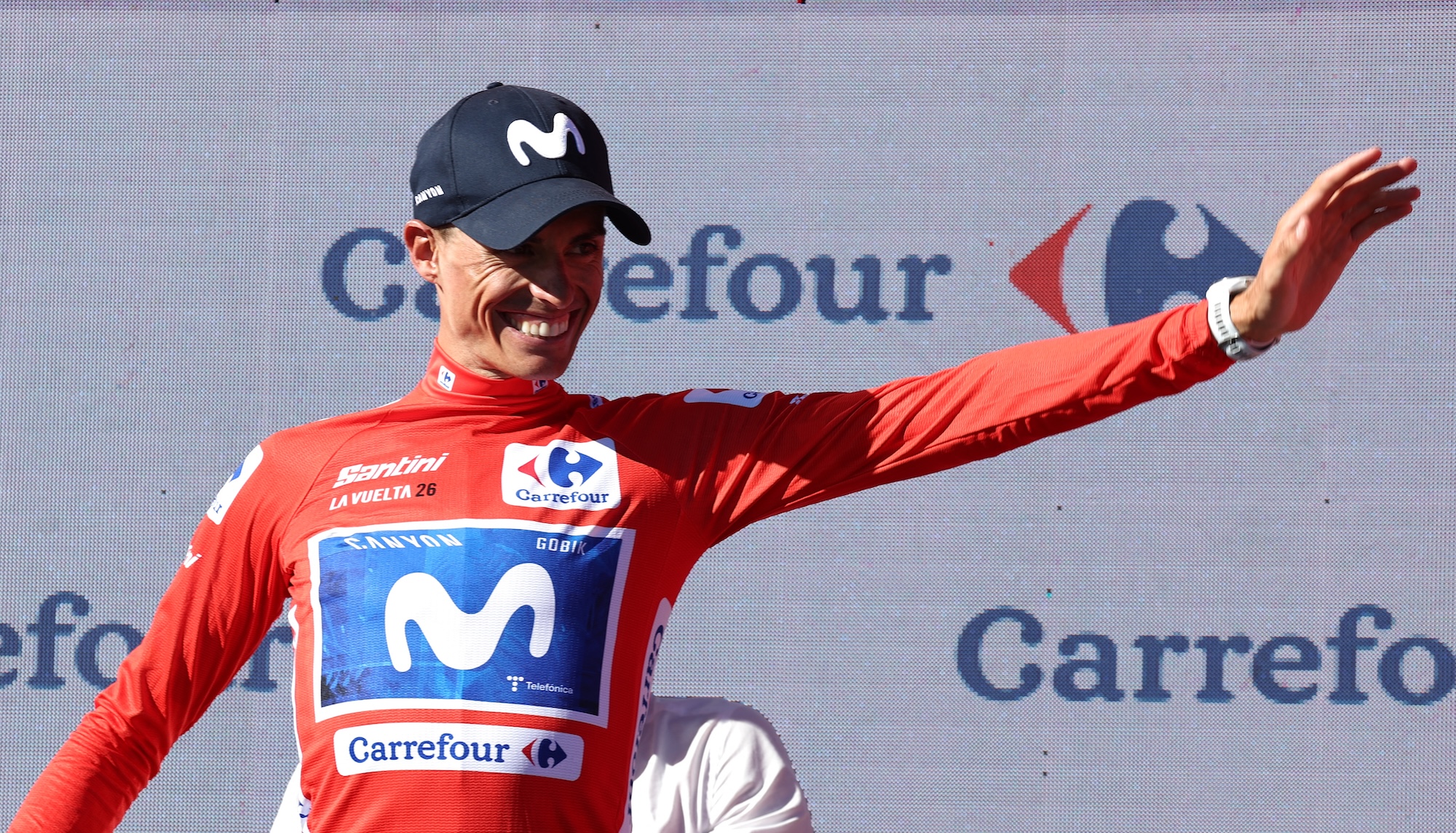 Enric Mas (Movistar) se enfundó contento el maillot rojo de líder tras su victoria en la novena etapa
