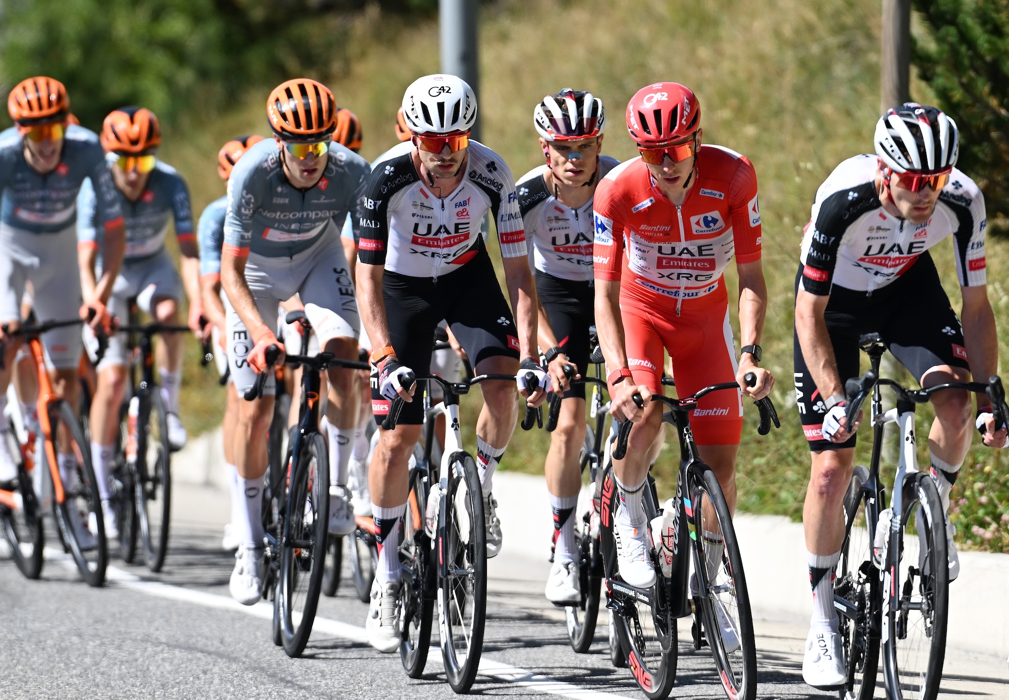 Jay Vine y Tadej Pogacar compiten durante La Vuelta