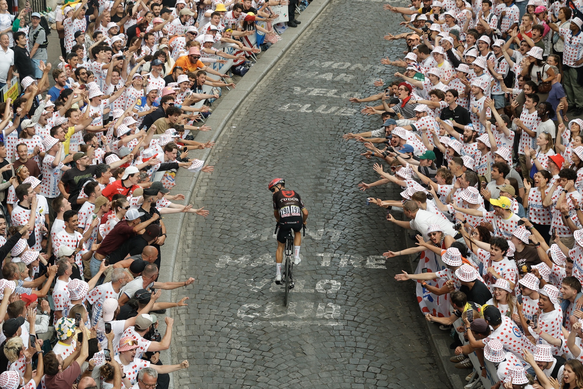 El ciclista francés del Tudor Pro Cycling Team, Julian Alaphilippe, interactúa con la multitud mientras recorre la Rue Lepic en el ascenso de la Butte de Montmartre durante la 21.ª etapa de la 113.ª edición de la carrera ciclista del Tour de Francia, 88,7 km con salida y llegada en París, el 26 de julio de 2026. (Foto de GEOFFROY VAN DER HASSELT / AFP)