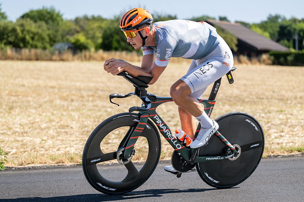 Joshua Tarling (Netcompany-INEOS) durante el reconocimiento de la etapa 16 del Tour de Francia 2026 (Foto de DAVID PINTENS / BELGA MAG / Belga / AFP vía Getty Images)
