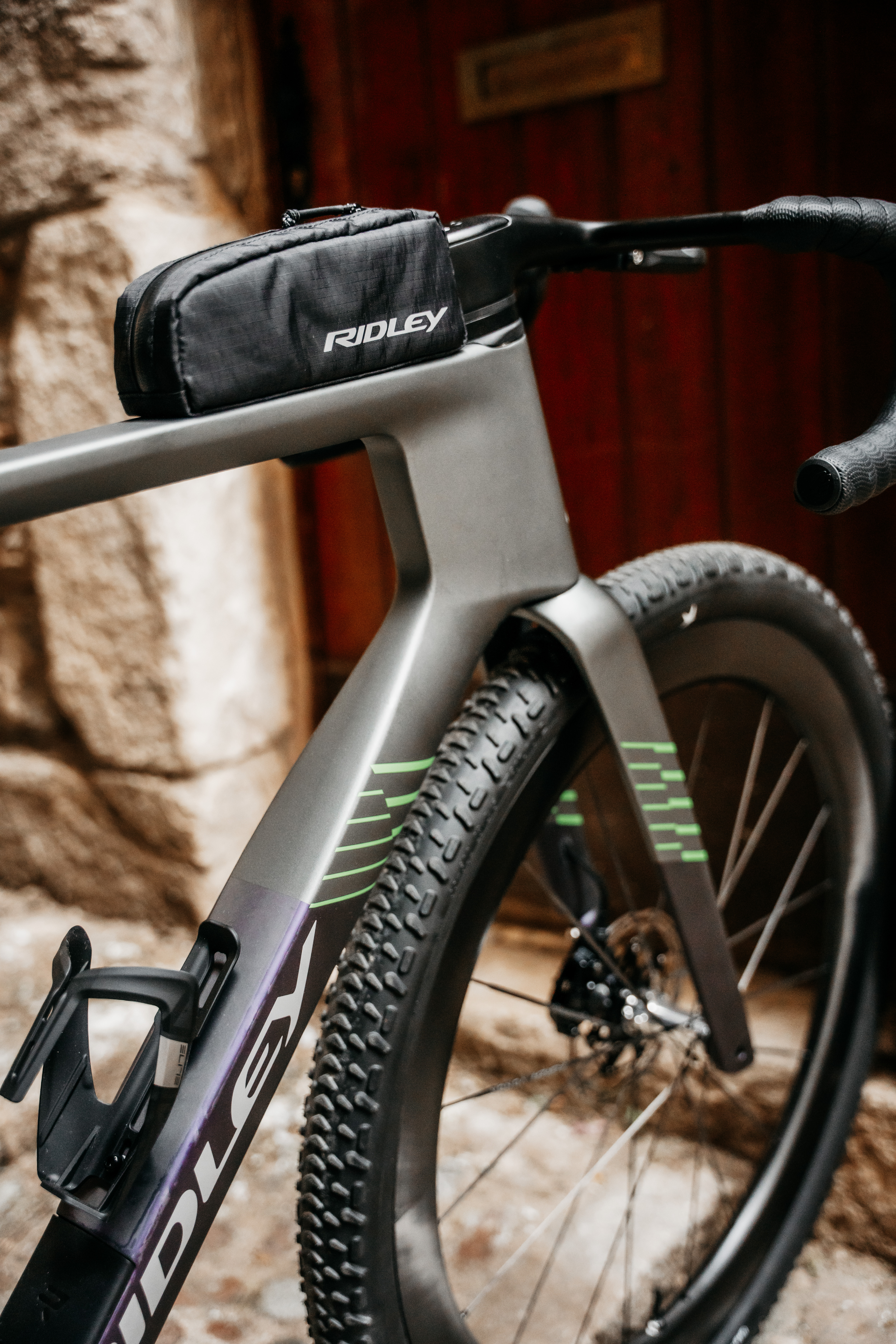 Una parte delantera Ridley Kanzo Fast 2.0 con una bolsa de almacenamiento para el tubo superior instalada