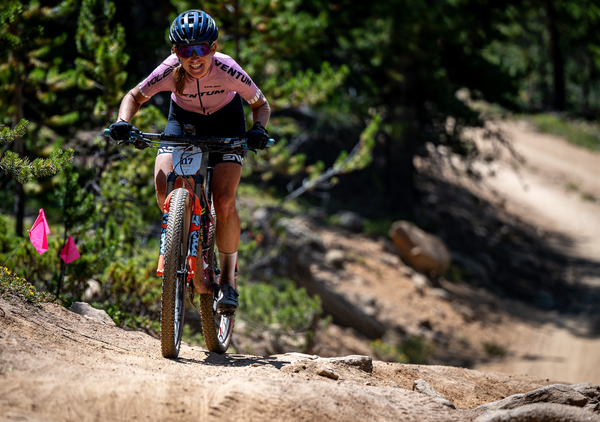 Lauren Stephens (Aegis) corre sola en una subida en Leadville Trail 100 MTB 2025, donde obtuvo el tercer mejor tiempo para mujeres, pero fue descalificada por realizar una alimentación inadecuada.