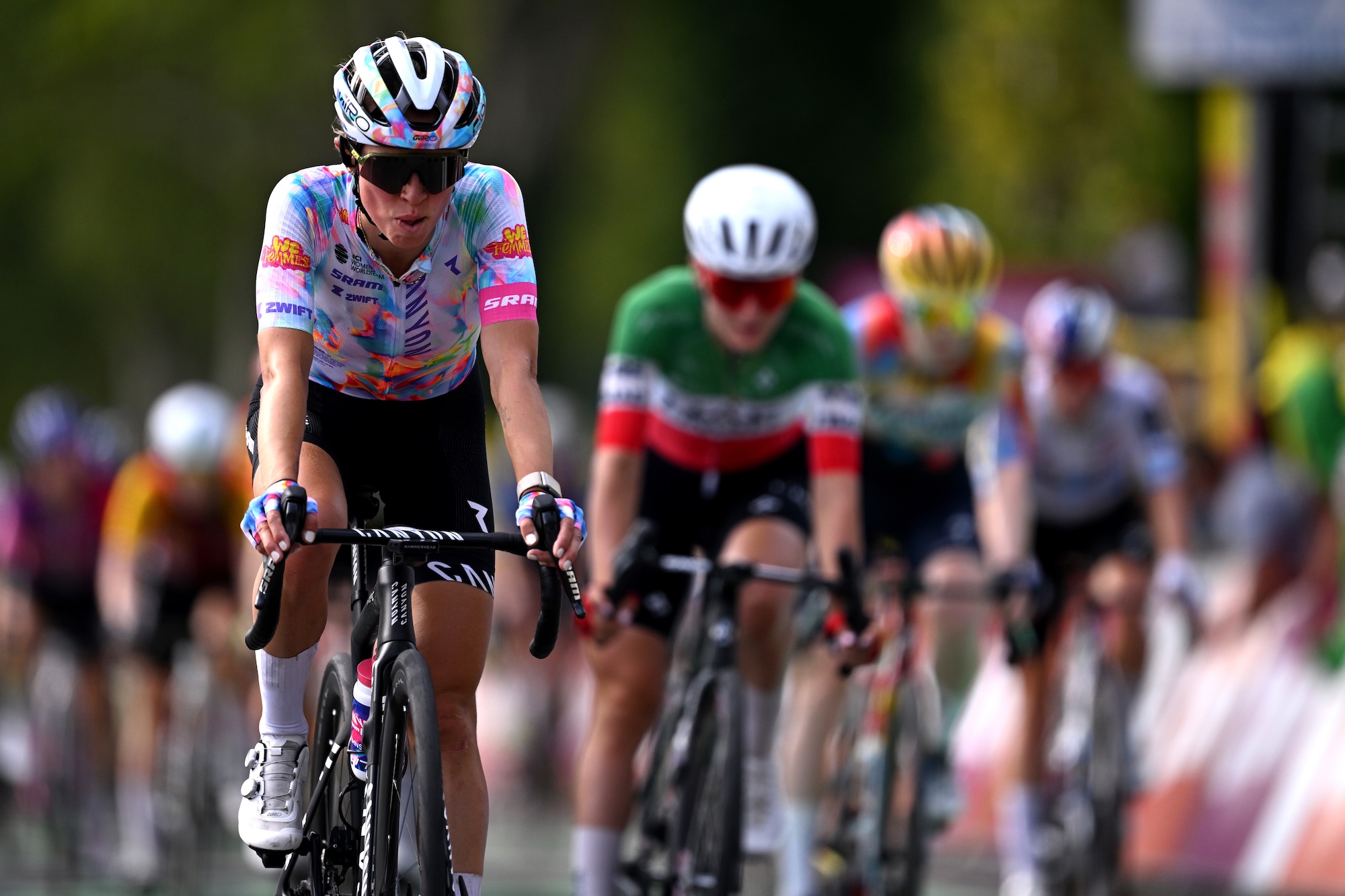 Kasia Niewiadoma-Phinney (Canyon-SRAM) cruza la línea de meta de la etapa 3 en el grupo perseguidor principal en el puesto 16
