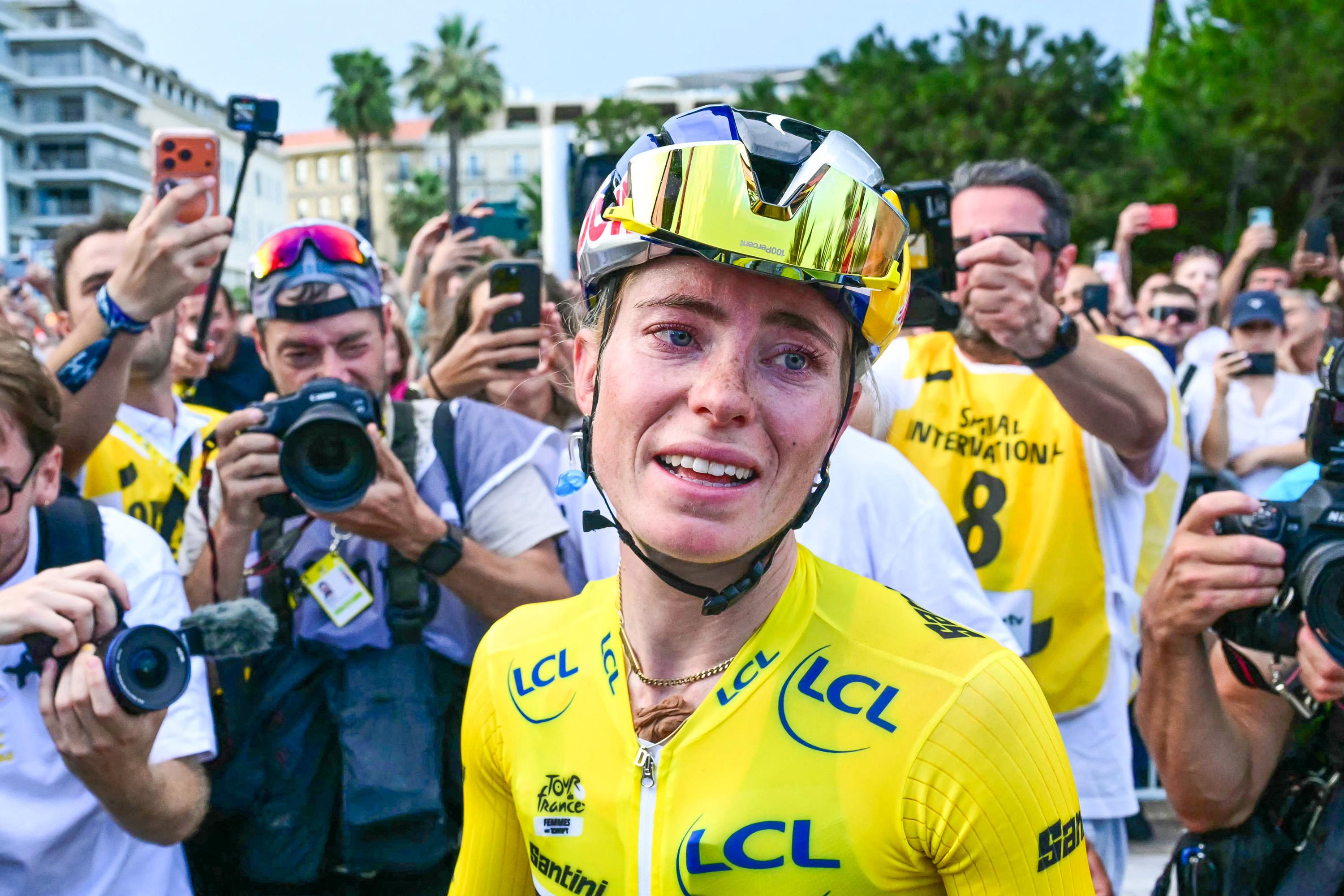La ciclista holandesa de FDJ-SUEZ, Demi Vollering, vestida con el maillot amarillo de líder general, reacciona después de ganar la novena y última etapa de la quinta edición de la carrera ciclista femenina del Tour de Francia, 99,2 km de Niza a Niza, sureste de Francia, el 9 de agosto de 2026. (Foto de NICOLAS TUCAT / AFP a través de Getty Images)