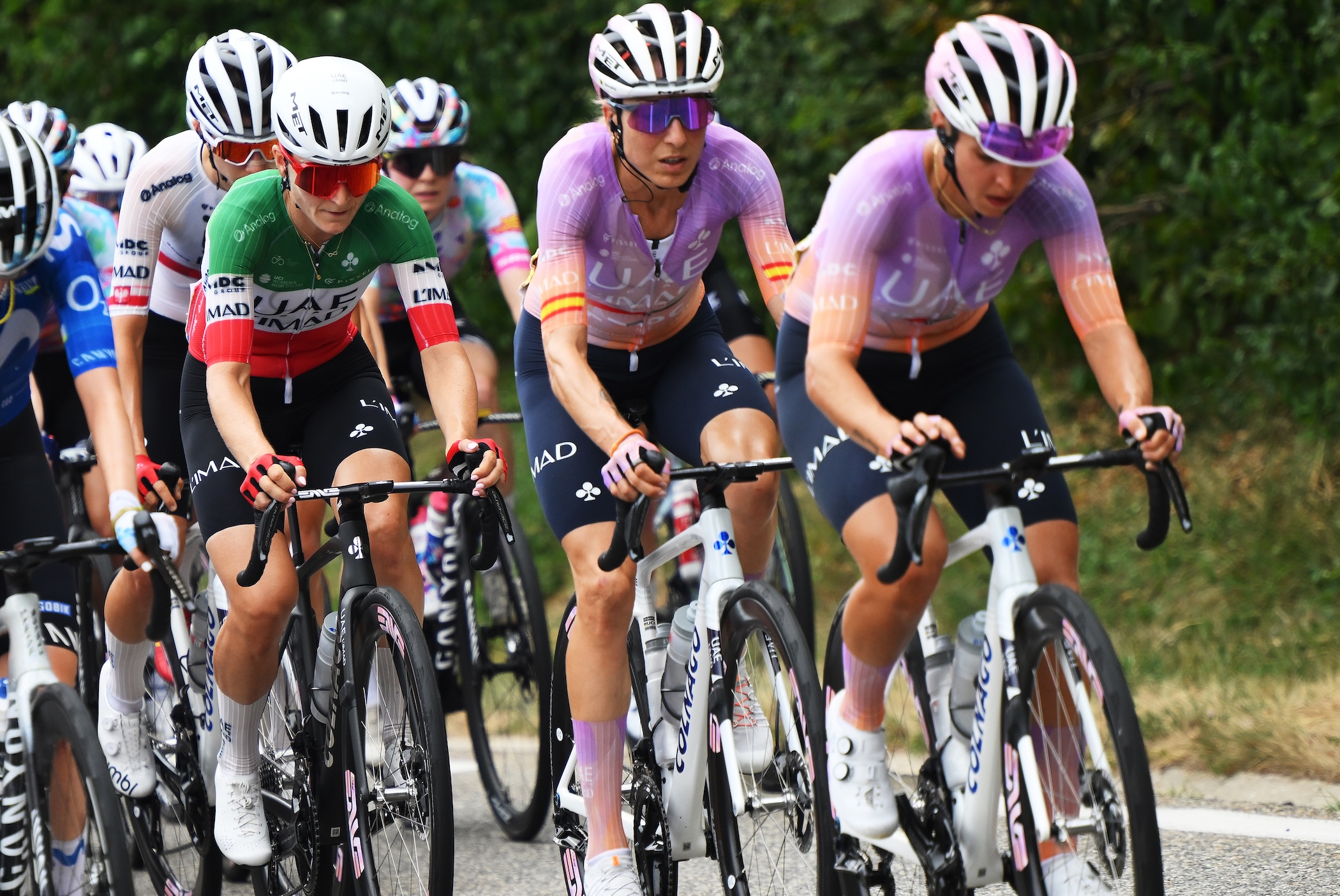 La campeona italiana Elisa Longo Borghini es guiada por sus compañeras del equipo UAE Team L'IMAD en el Tour de Francia femenino 2026