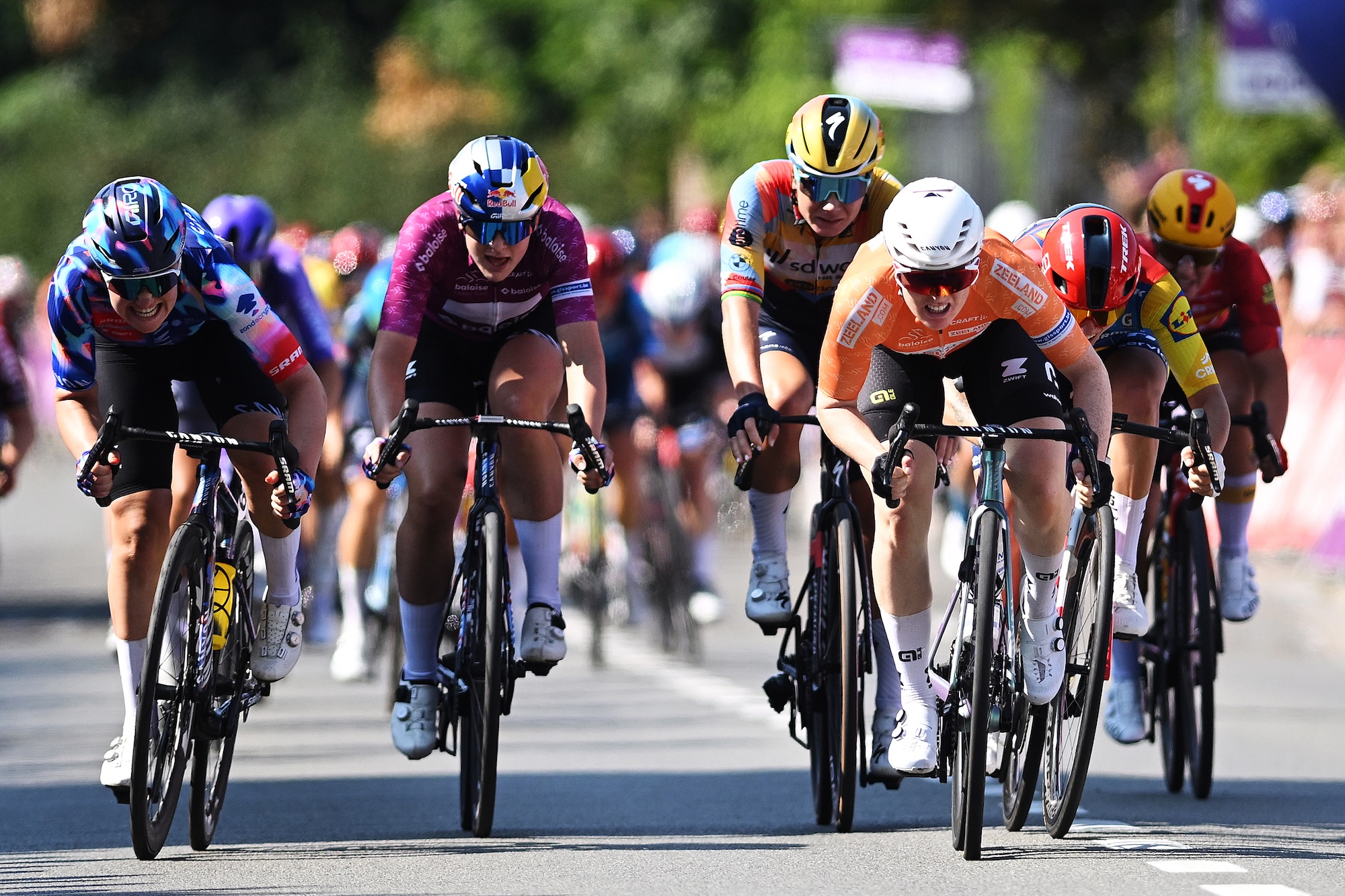 ZULTE, BÉLGICA - 17 DE JULIO: (LR) Maike Van Der Duin de Holanda, Zoe Backstedt de Gran Bretaña y Team CANYON//SRAM - Jersey morado de líder, Lotte Kopecky de Bélgica y Team SD Worx - Protime, ganadora de etapa Charlotte Kool de Holanda y Team Fenix-Premier Tech - Jersey naranja de mejor ciclista holandés, Clara Copponi de Francia y Team Lidl - Trek y Maike Van Der Duin de Holanda y Team CANYON//SRAM zondacrypto sprint en la línea de meta durante el 12.º Baloise Ladies Tour 2026, etapa 2, una etapa de 130,4 km de Zulte a Zulte el 17 de julio de 2026 en Zulte, Bélgica. (Foto de Luc Claessen/Getty Images)