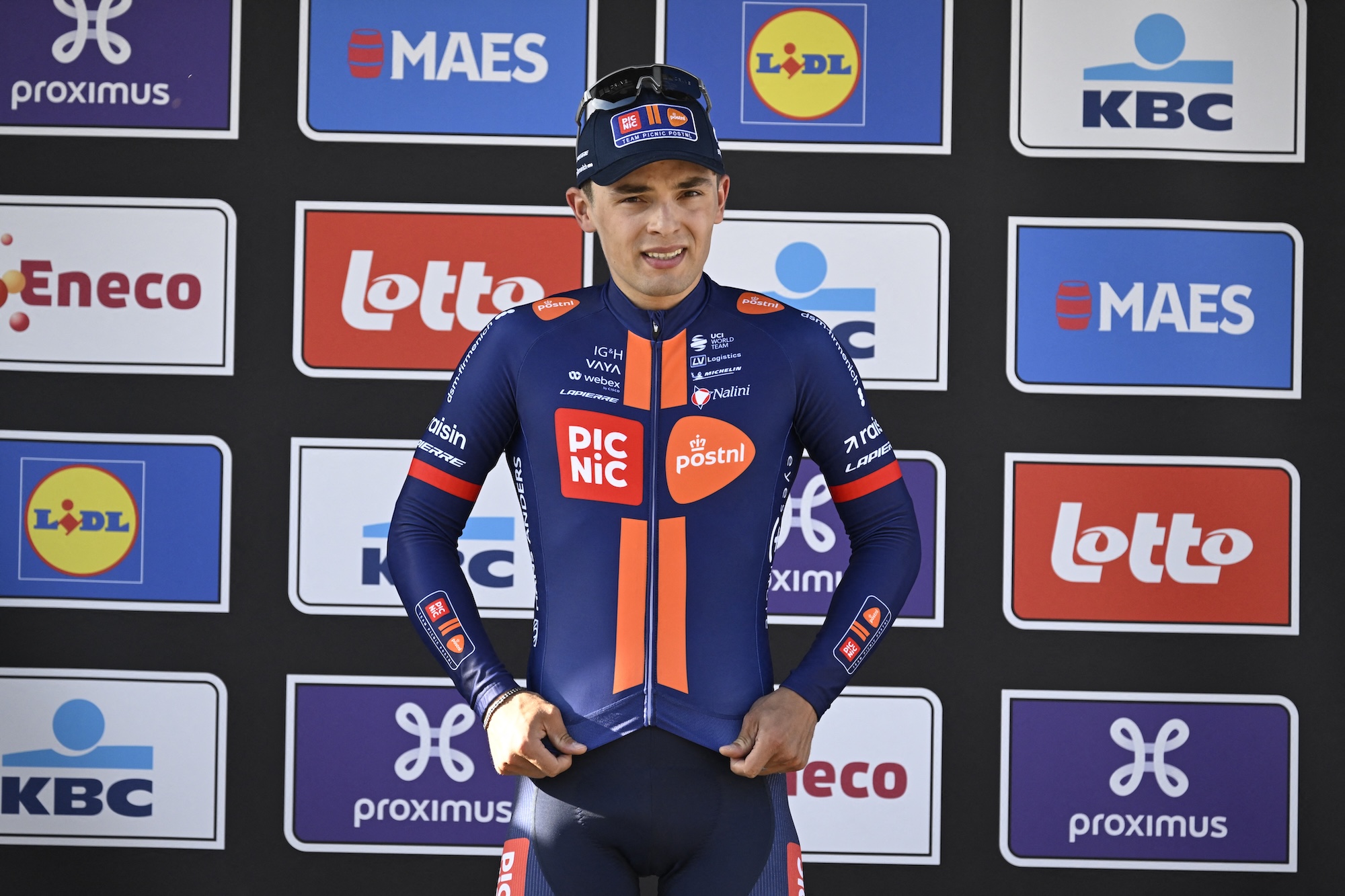 Pavel Bittner de Picnic PostNL celebra en el podio de la carrera de un día de Scheldeprijs su segundo puesto