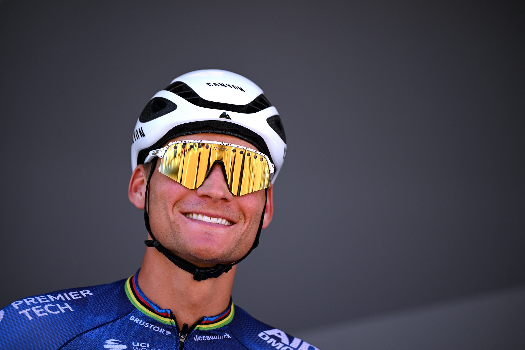 CARCASSONNE, FRANCIA - 7 DE JULIO: Mathieu van der Poel de Holanda y el equipo Alpecin-Premier Tech antes del 113.o Tour de Francia 2026, etapa 4, una etapa de 181,9 km desde Carcassonne a Foix / #UCIWT / el 7 de julio de 2026 en Carcassonne, Francia. (Foto de Dario Belingheri/Getty Images)