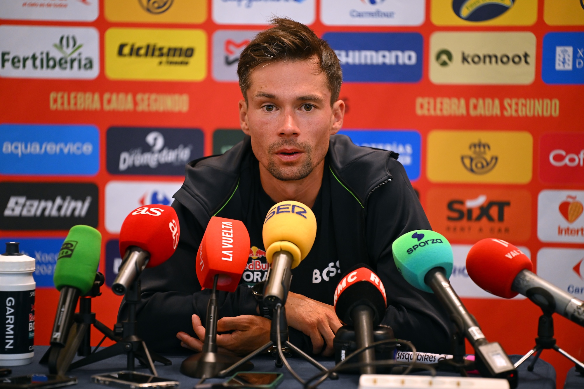 Primoz Roglic de Eslovenia y el equipo Red Bull - BORA - hansgrohe se reúne con la prensa durante La Vuelta - 81ª Vuelta a España 2026, rueda de prensa