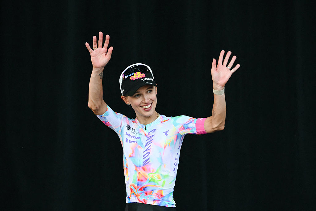Kasia Niewiadoma-Phinney (Canyon-SRAM) en el podio después de terminar segunda en la general en el Tour de Francia Femmes avec Zwift 2026. (Foto de NICOLAS TUCAT/AFP vía Getty Images)