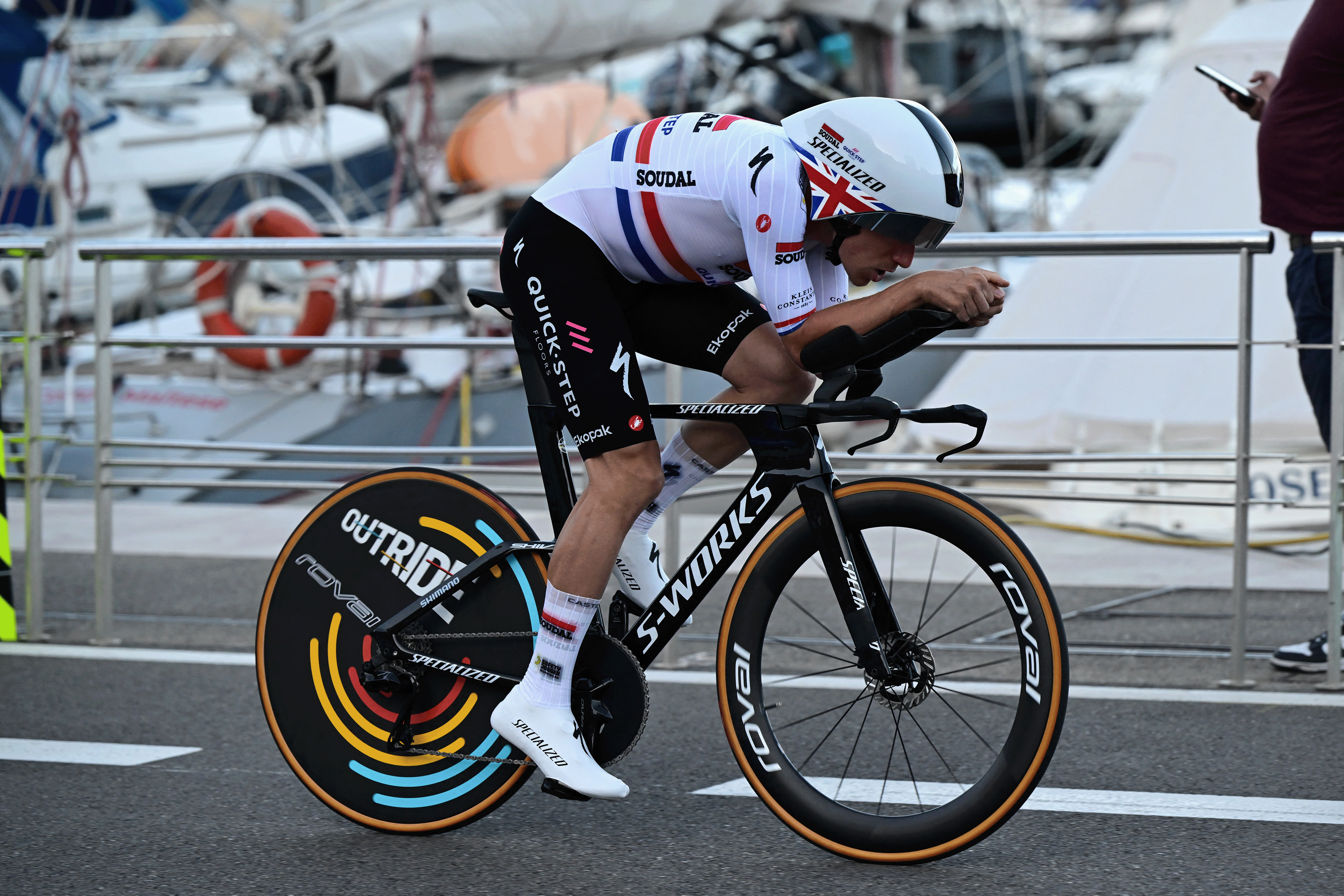 Ethan Hayter compite durante la primera etapa de la Vuelta a España 2026, una contrarreloj de 9,4 km entre Mónaco y Mónaco el 22 de agosto de 2026. (Foto de Miguel MEDINA/AFP vía Getty Images)