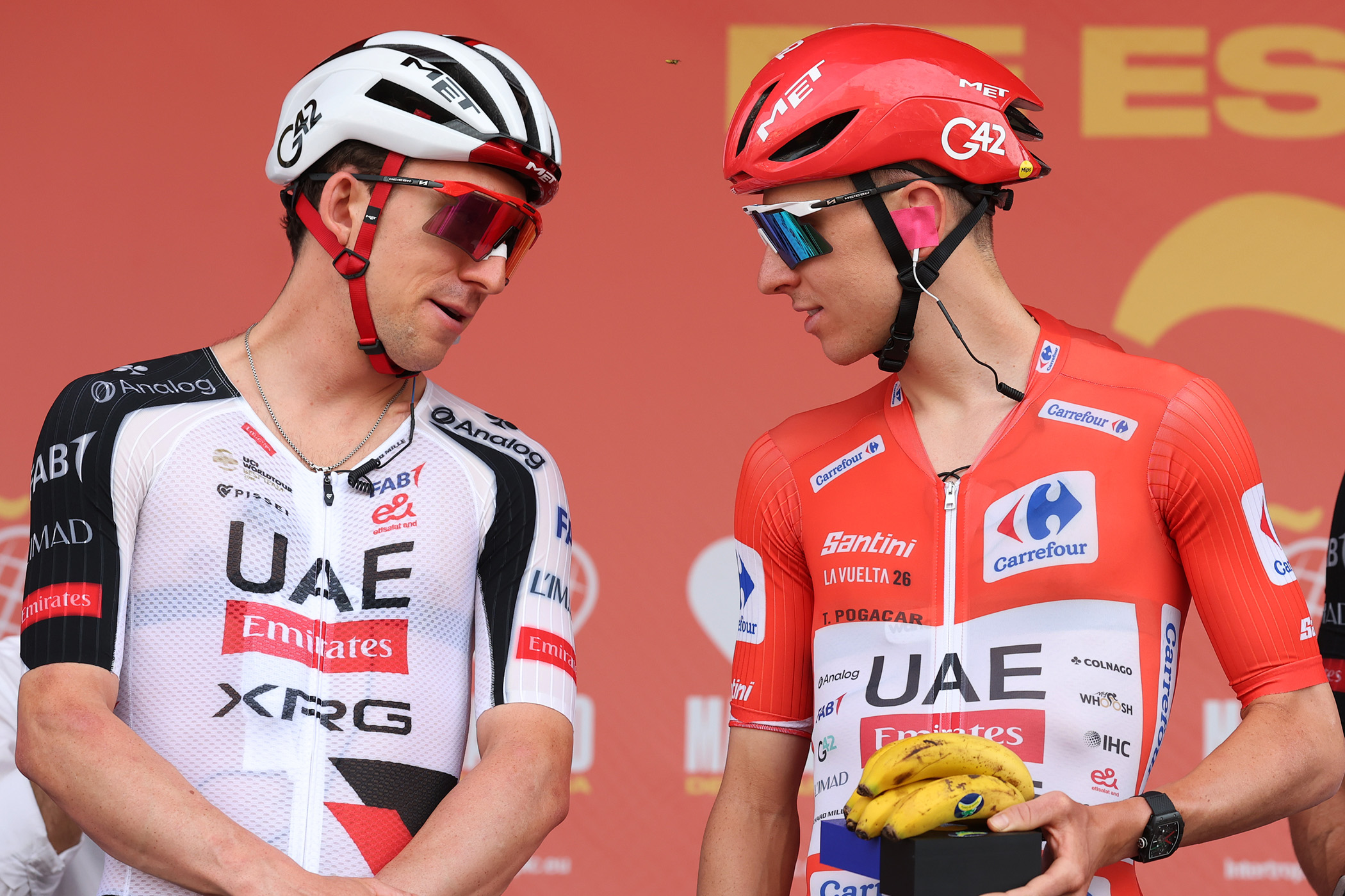 VALL D'ALBA, ESPAÑA - 28 DE AGOSTO: (LR) Kevin Vermaerke de Estados Unidos y Tadej Pogacar de Eslovenia y UAE Team Emirates XRG - Jersey rojo de líder antes de La Vuelta - 81.ª Vuelta a España 2026, Etapa 7 una etapa de 149,48 m desde Vall d'Alba hasta Aramon Valdelinares 1965m / #UCIWT / on 28 de agosto de 2026 en Vall d'Alba, España. (Foto de Alexander Hassenstein/Getty Images)