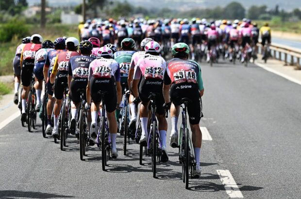 A general view of the peloton competing in echelons formation due to the crosswinds during the La Vuelta - 81st Tour of Spain 2026, Stage 5
