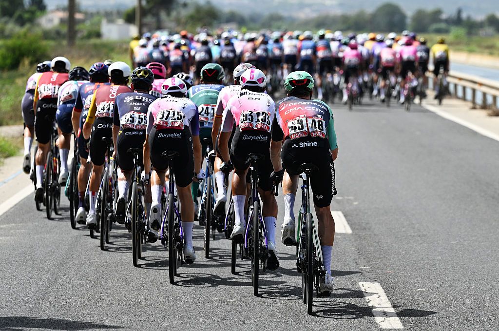 A general view of the peloton competing in echelons formation due to the crosswinds during the La Vuelta - 81st Tour of Spain 2026, Stage 5