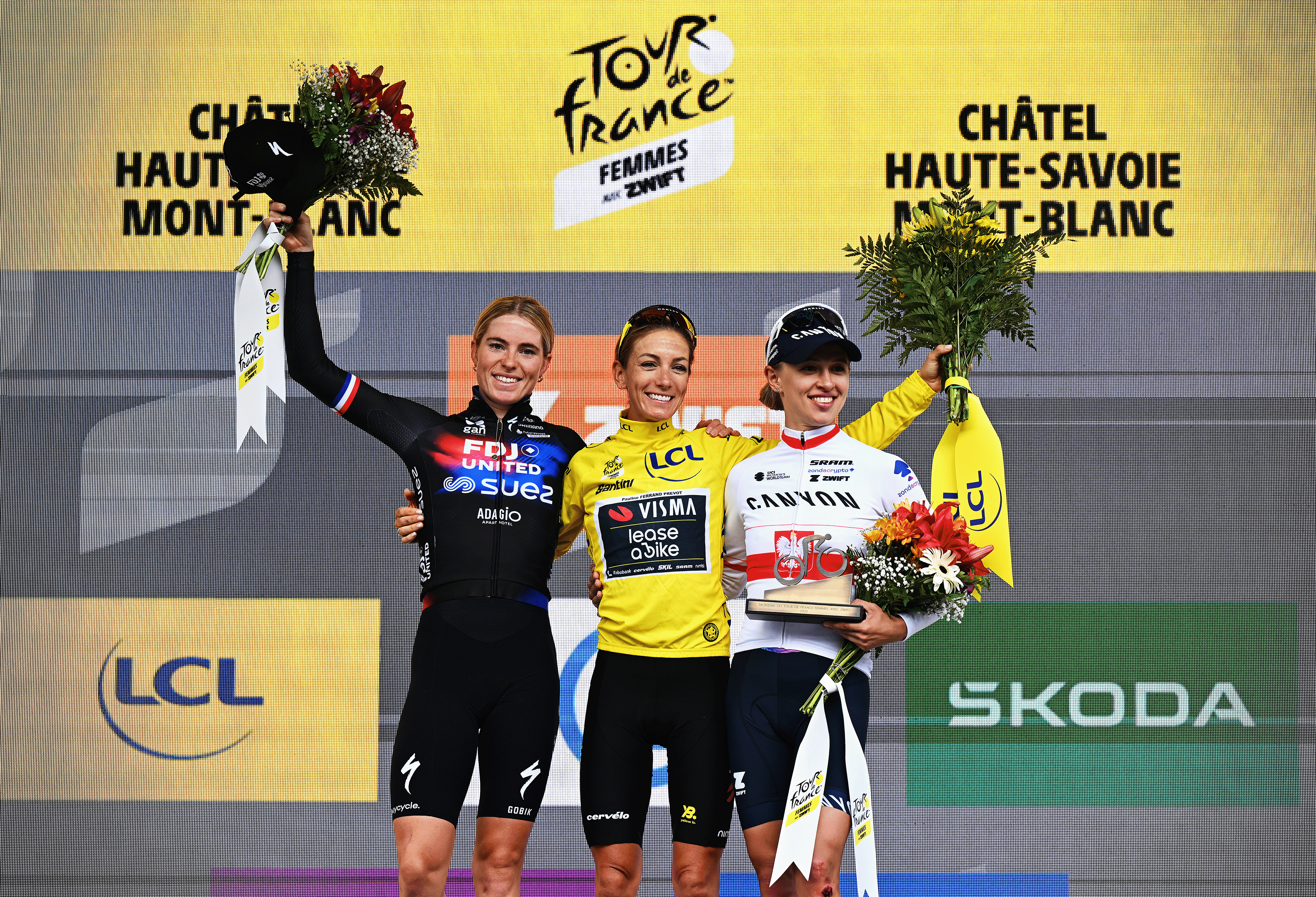 Demi Vollering, Pauline Ferrand-Prévot y Kasia Niewiadoma-Phinney en el podio final del Tour de Francia Femenino 2025