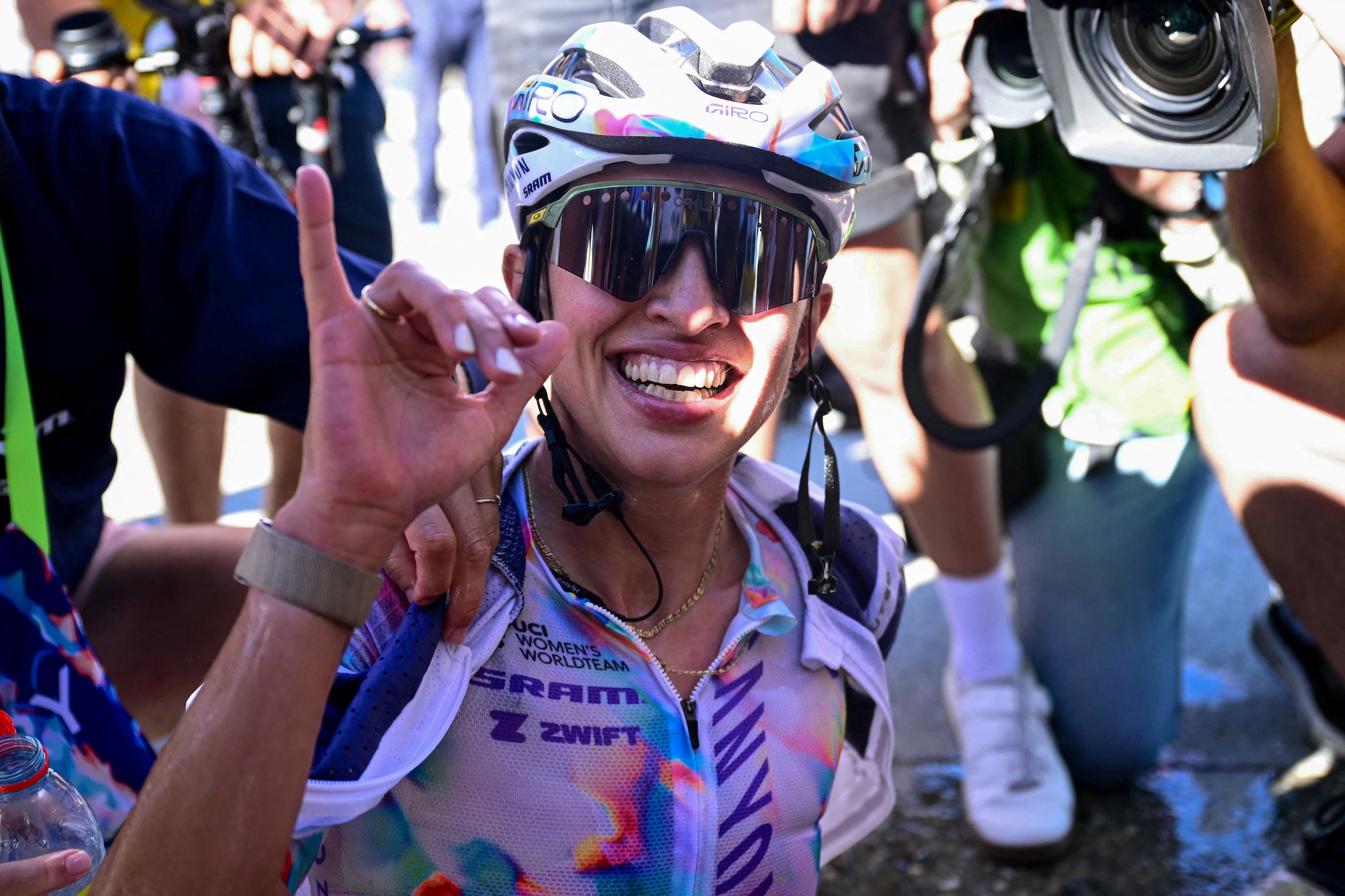 Kasia Niewiadoma-Phinney (Canyon/SRAM) tras cruzar la línea de meta para ganar la etapa 7 del Tour de Francia Femmes 2026 (Foto de NICOLAS TUCAT / AFP)