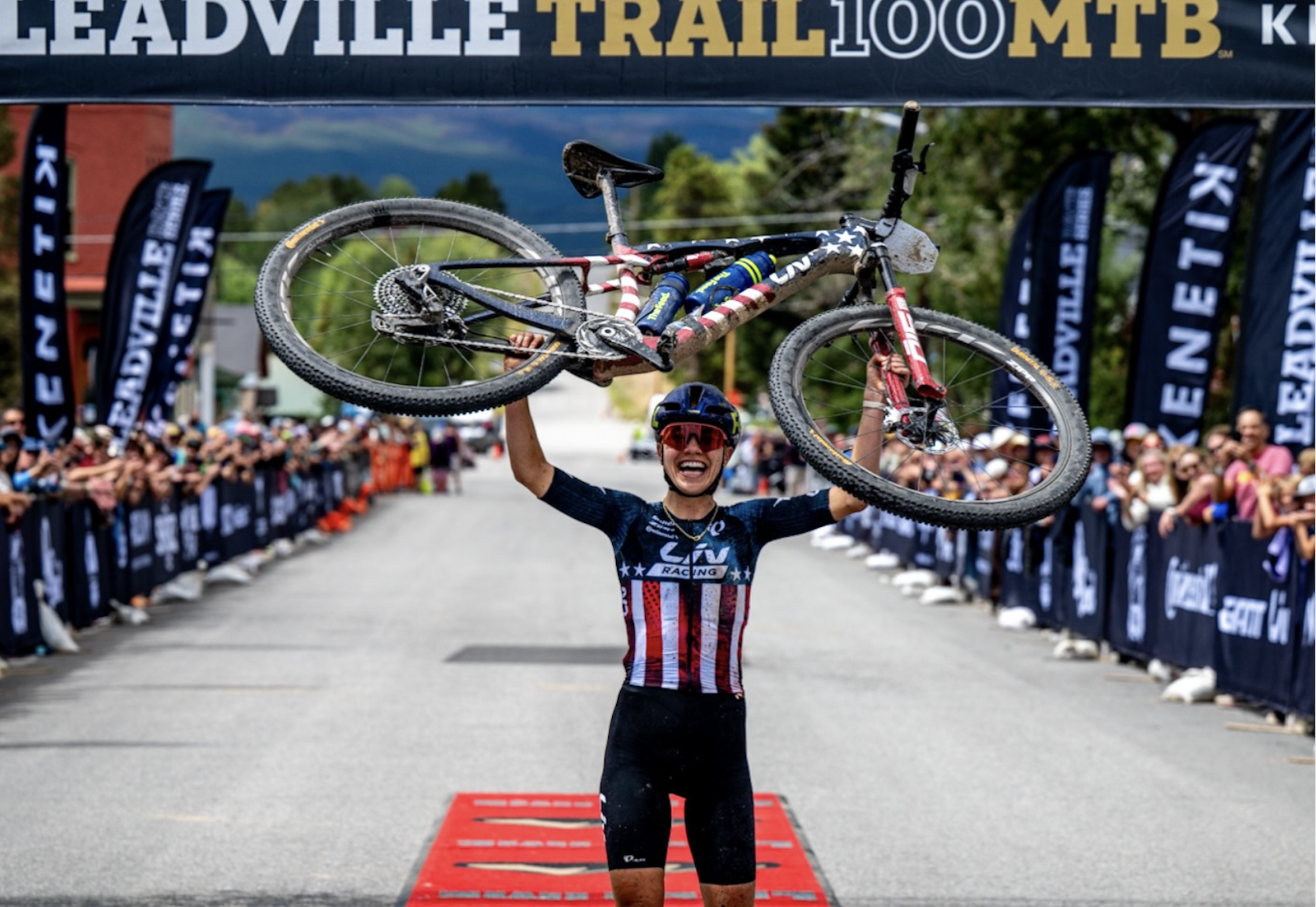 Melisa Rollins celebra una victoria en solitario en Leadville Trail 100 MTB 2026, su segunda victoria en la carrera de mountain bike de Colorado