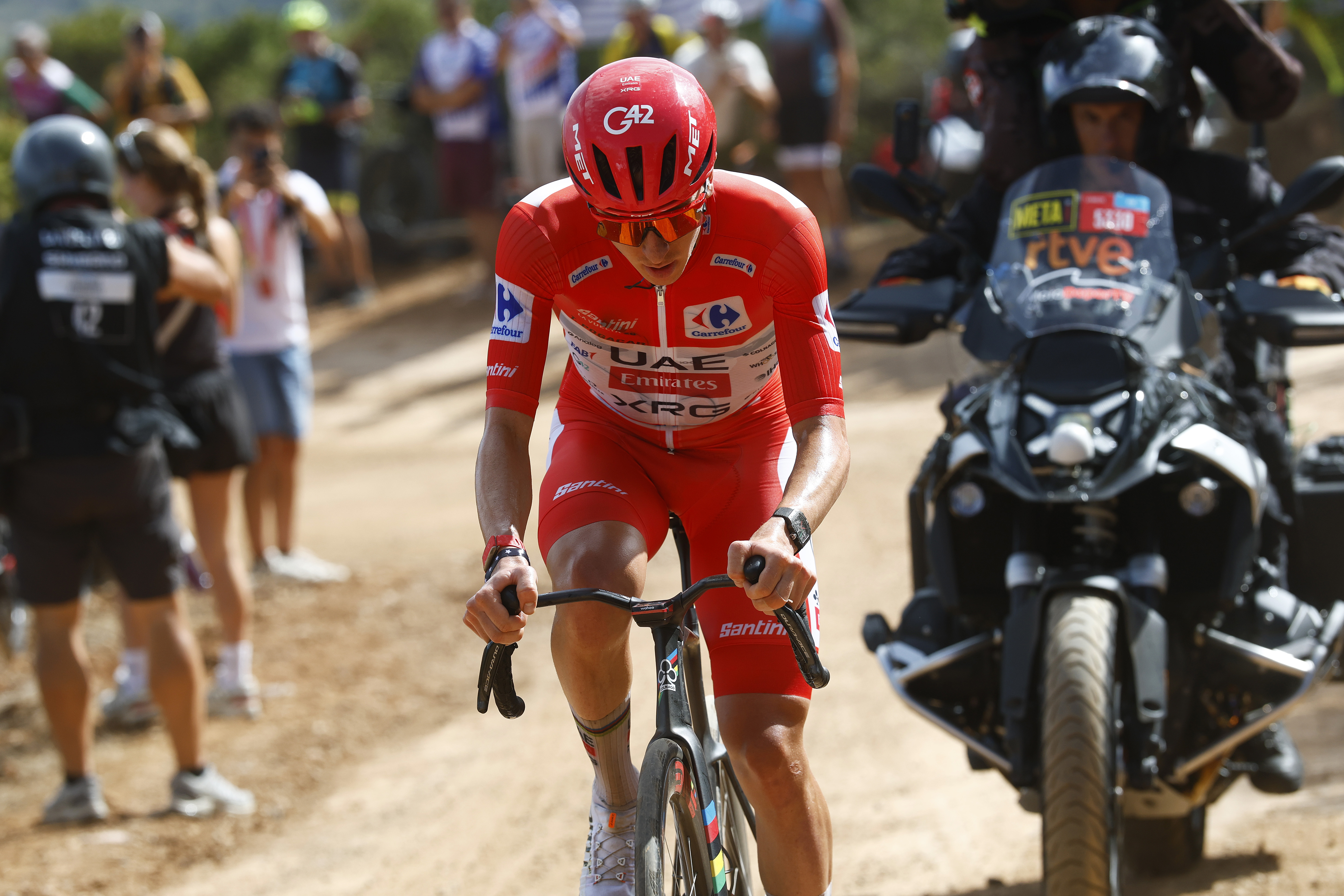 El ganador de la etapa Tadej Pogacar de Eslovenia y el UAE Team Emirates XRG con la camiseta roja de líder compite en la escapada que pasa por el sector de grava de Puerto El Bartolo durante la Vuelta a España 2026. (Foto de Luis Gómez - Pool/Getty Images)