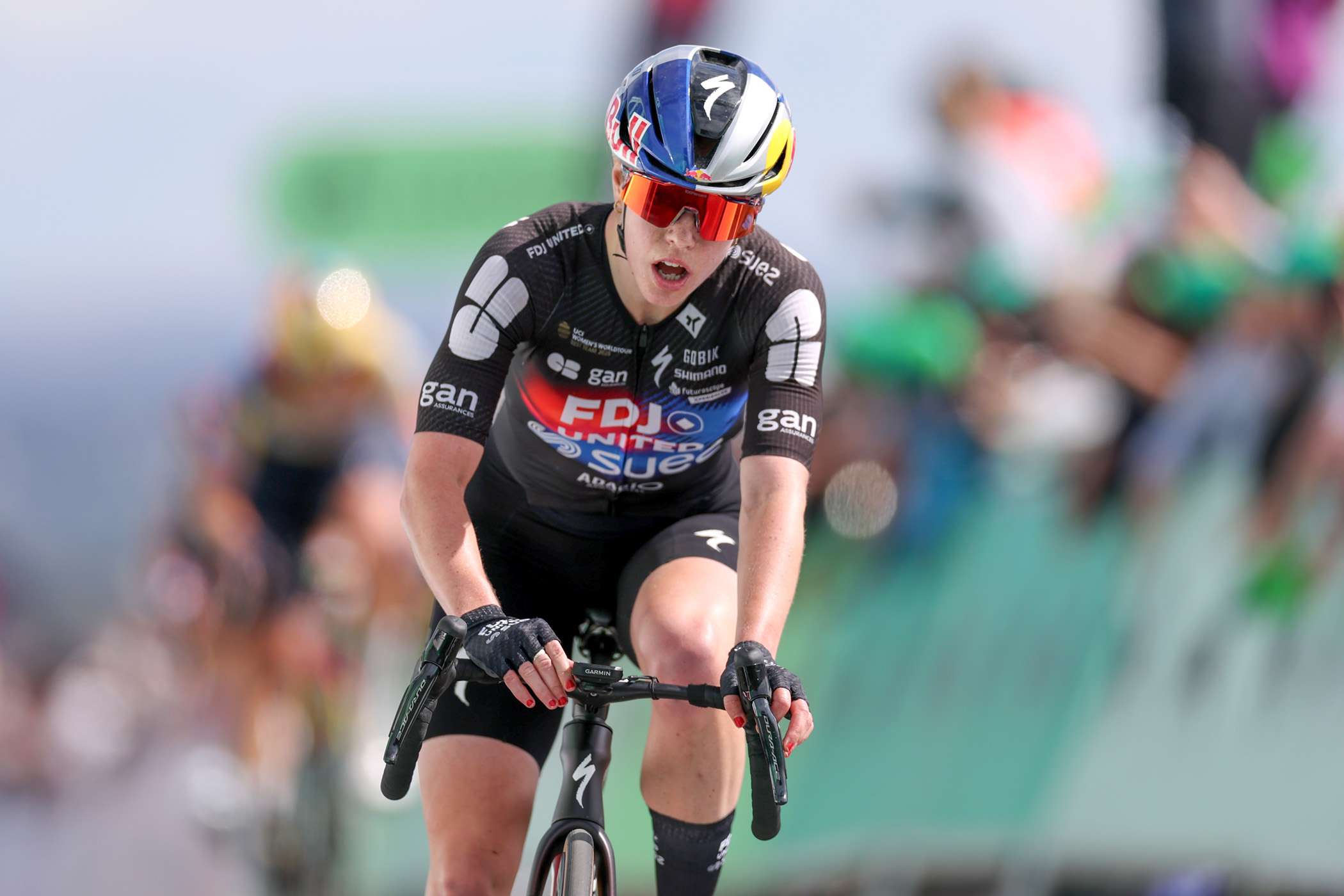 Lauren Dickson cruza la meta para finalizar la etapa 3 del Tour de Gran Bretaña Femenino