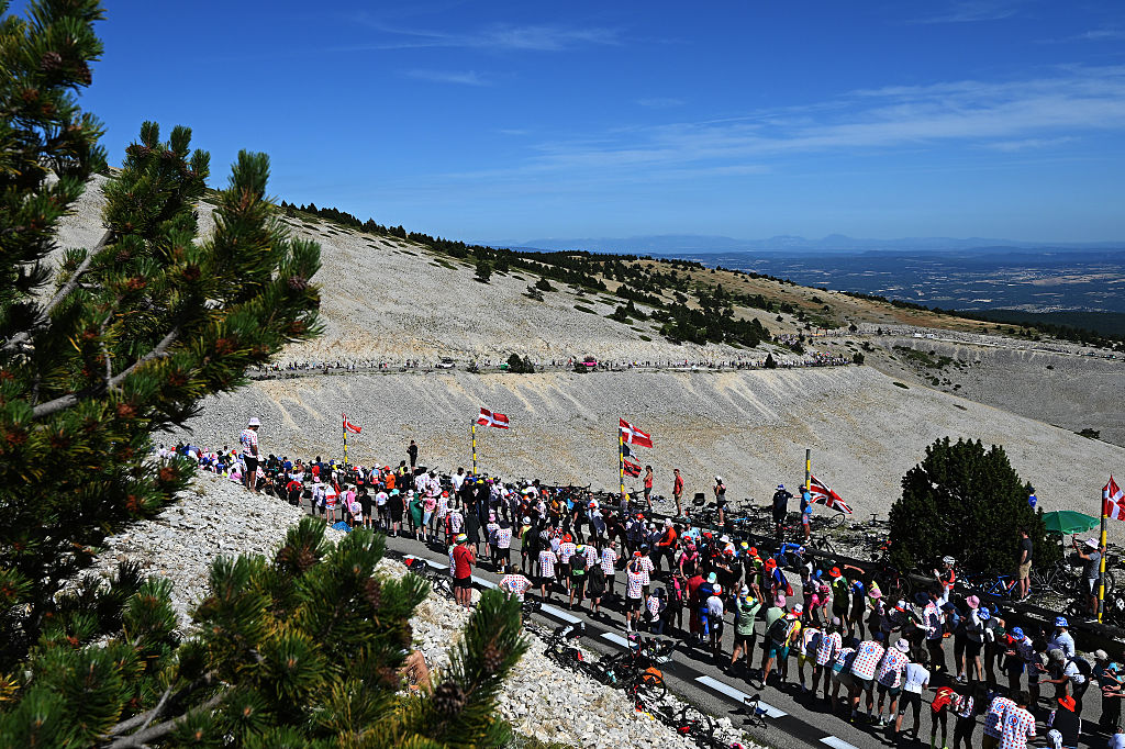 Una vista general del pelotón compite subiendo al paisaje del Mont Ventoux (1902 m) durante el 112º Tour de Francia 2025