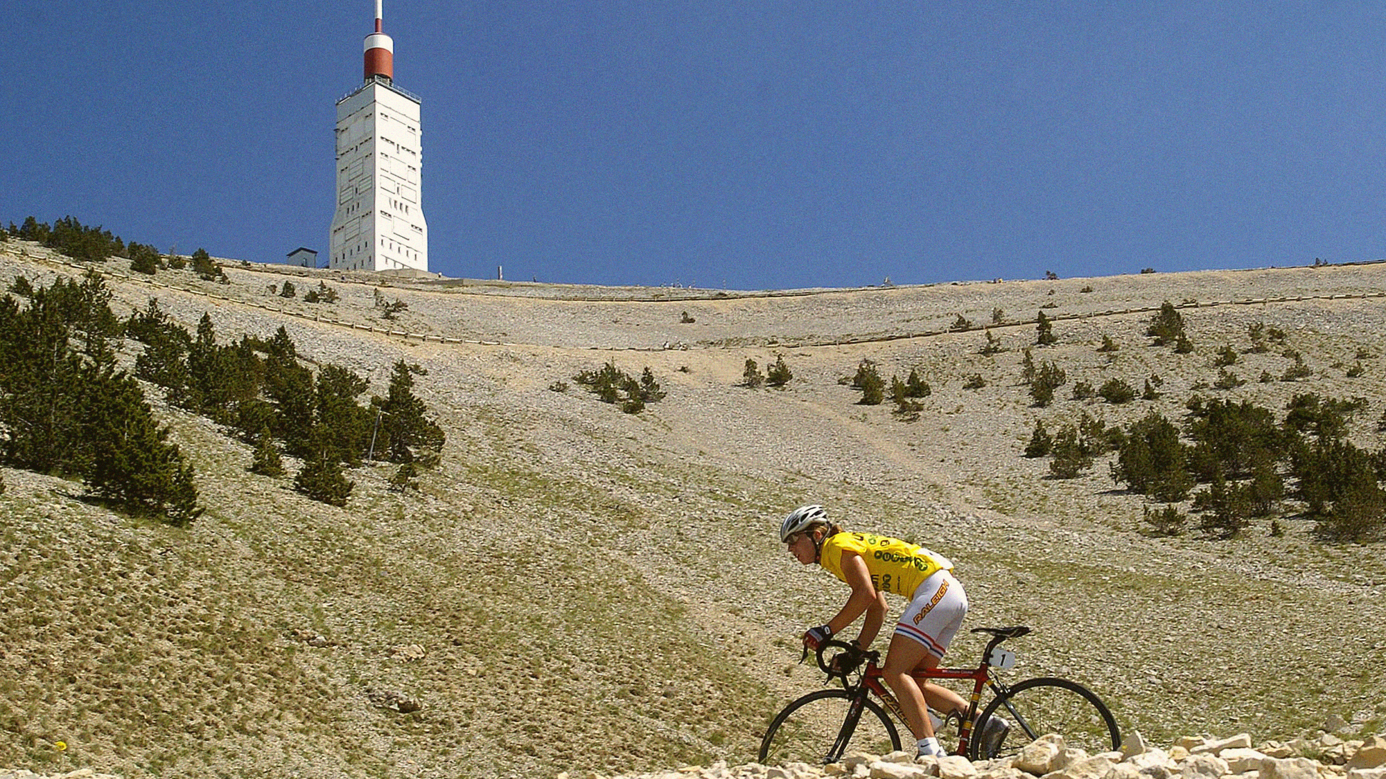 Nicole Cooke sube el Mont Ventoux, con la cima encima, durante la quinta etapa de La Grande Boucle Féminine Internationale en 2006.