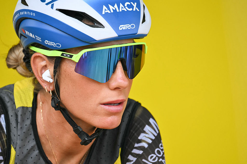Pauline Ferrand-Prevot observa mientras calienta antes de la etapa 3
