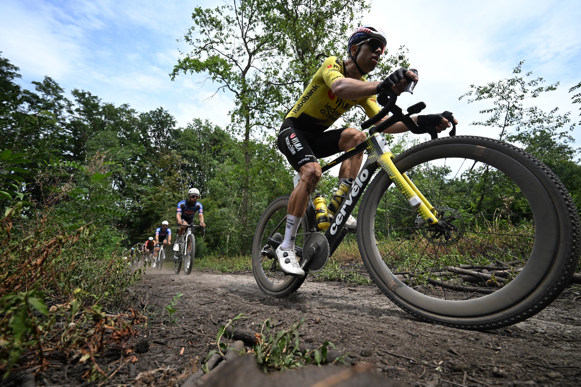 El piloto belga del equipo Visma-Lease a Bike, Wout van Aert, compite en la carrera de élite masculina del Campeonato Belga de Gravel en Grobbendonk el 16 de agosto de 2026. (Foto de ELIAS ROM / Belga / AFP) / Bélgica FUERA