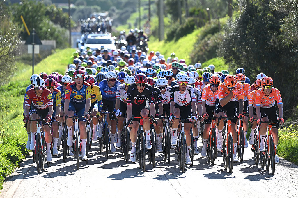 El pelton durante la etapa 4 de la Volta ao Algarve em Bicicleta 2026 en Lagos, Portugal. (Foto de Dario Belingheri/Getty Images)