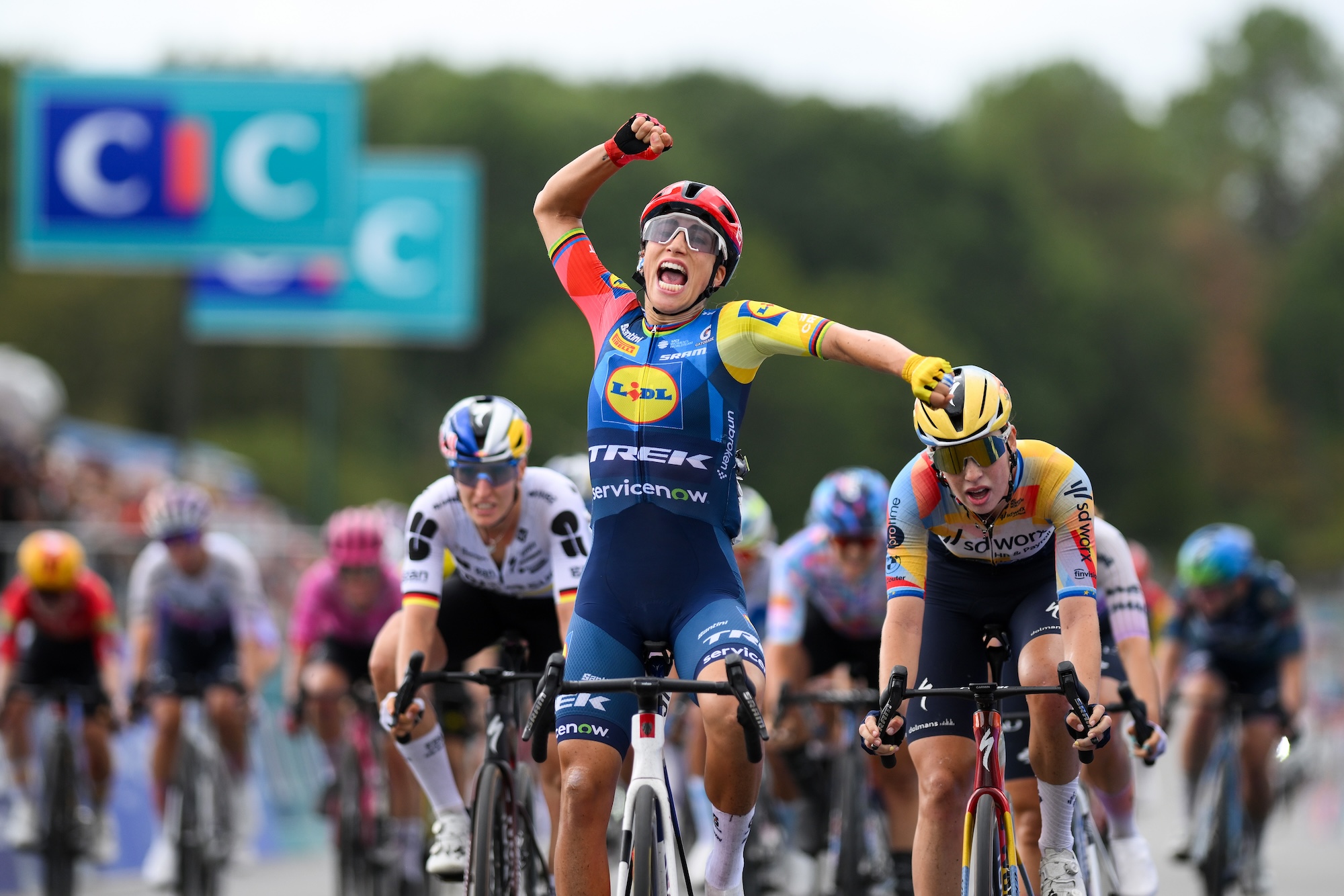 PLOUAY, FRANCIA - 29 DE AGOSTO: (LR) Elisa Balsamo de Italia y el equipo Lidl - Trek celebran en la línea de meta como ganadores de la carrera por delante de Mischa Bredewold de Holanda y el equipo SD Worx - Protime durante la 25ª Clásica Lorient Agglomeration Ceratizit - Women Elite 2026, una carrera de un día de 172,6 km de Plouay a Plouay / #UCIWWT / el 29 de agosto. 2026 en Plouay, Francia. (Foto de Alex Broadway/Getty Images)