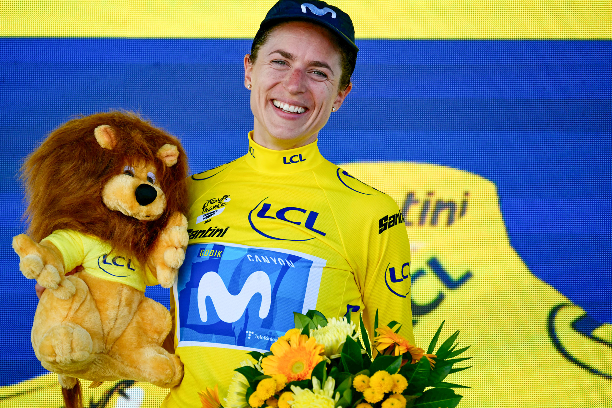 La ciclista suiza de Movistar Team, Marlen Reusser, posa en el podio con el maillot amarillo de líder de la general tras quedar segunda en la quinta (de 9) etapa de la quinta edición del Tour de Francia femenino, 140 km de Macon a Belleville-en-Beaujolais, en Belleville-en-Beaujolais, centro de Francia, el 5 de agosto de 2026. (Foto por NICOLAS TUCAT / AFP vía Getty Images)