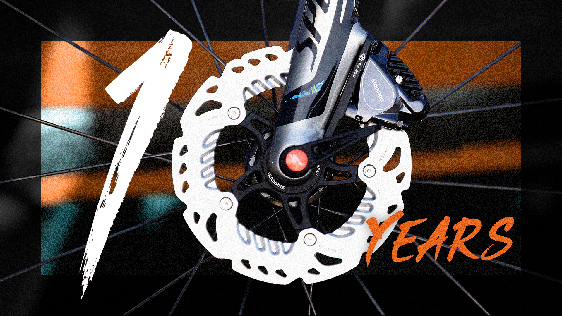 El número 10 se deletrea utilizando un 1 y un freno de disco circular, para conmemorar los 10 años desde que los frenos de disco llegaron al ciclismo de carretera.