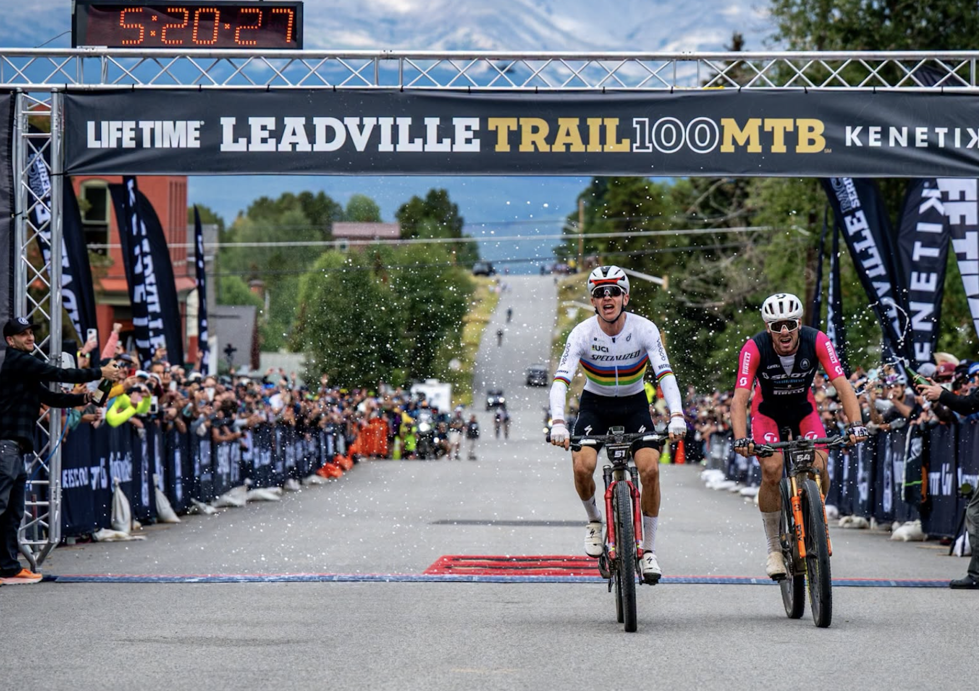 Keegan Swenson reacciona tras ganar el sprint contra Matt Wilson en Leadville Trail 100 MTB 2026 