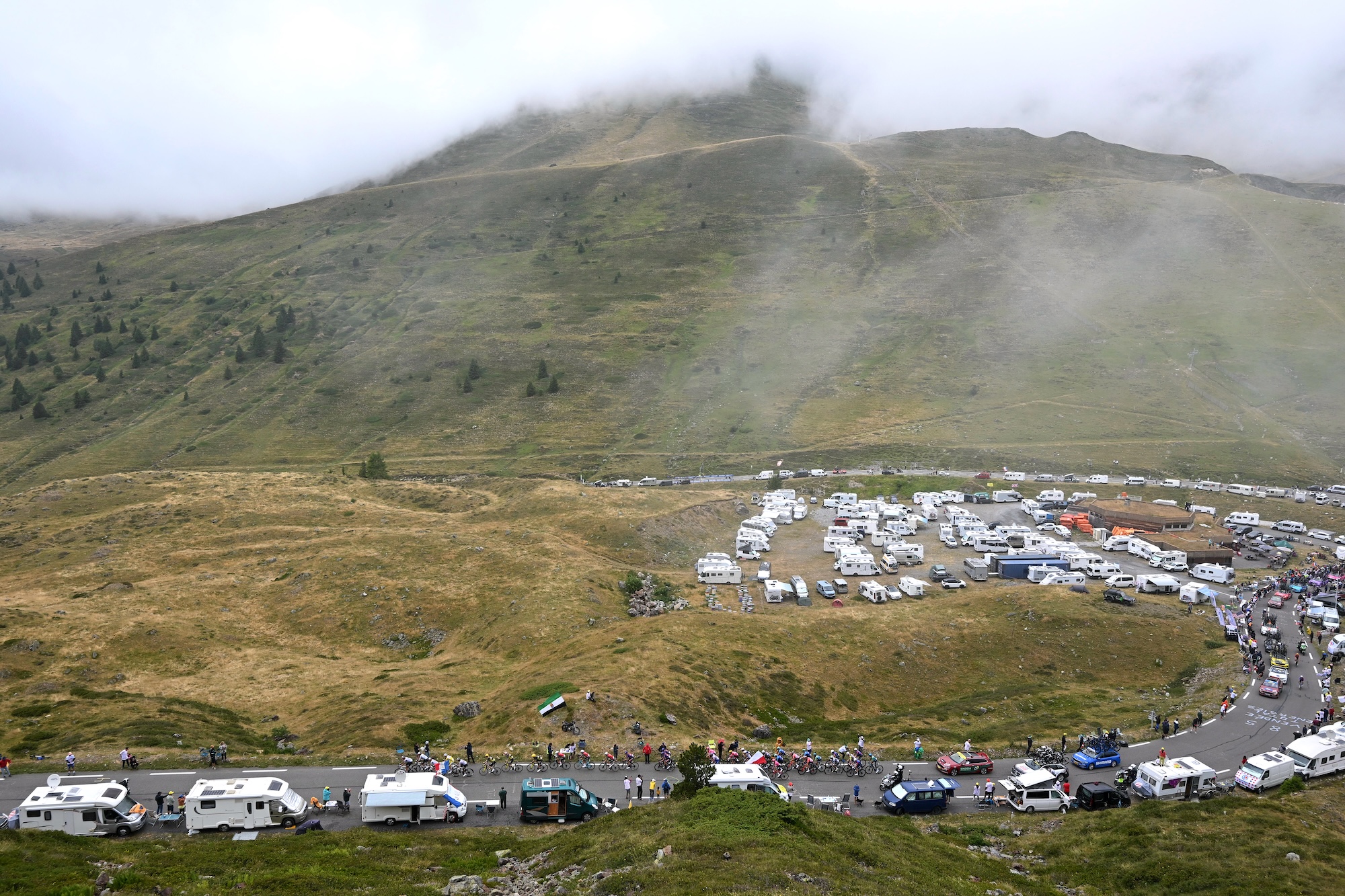 LUCHON-SUPERBAGNERES, FRANCIA - 19 DE JULIO: Una vista general de Tadej Pogacar de Eslovenia y UAE Team Emirates - XRG - Maillot amarillo de líder y el pelotón compiten subiendo al Col du Tourmalet (2110 m) durante el 112º Tour de Francia 2025, etapa 14, una etapa de 182,6 km desde Pau hasta Luchon-Superbagneres 1794 m / #UCIWT / en 19 de julio de 2025 en Luchon-Superbagneres, Francia. (Foto de Tim de Waele/Getty Images)