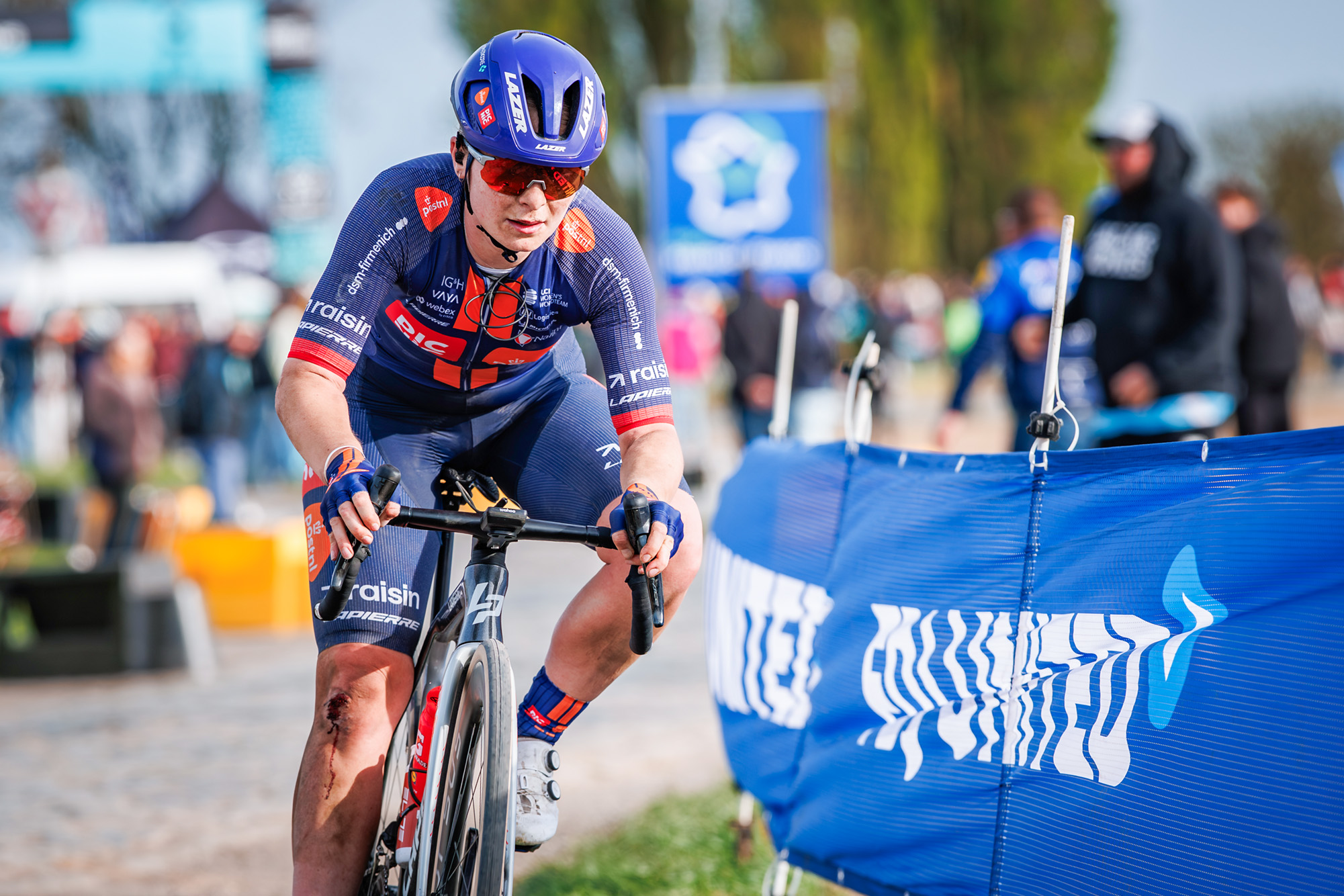 PARÍS, FRANCIA - 12 DE ABRIL: Lucie Fityus del equipo Picnic PostNL de Australia durante el partido entre Paris v Roubaix Women Elite en París el 12 de abril de 2026 en París, Francia (Foto de Pim Waslander/Soccrates/Getty Images)