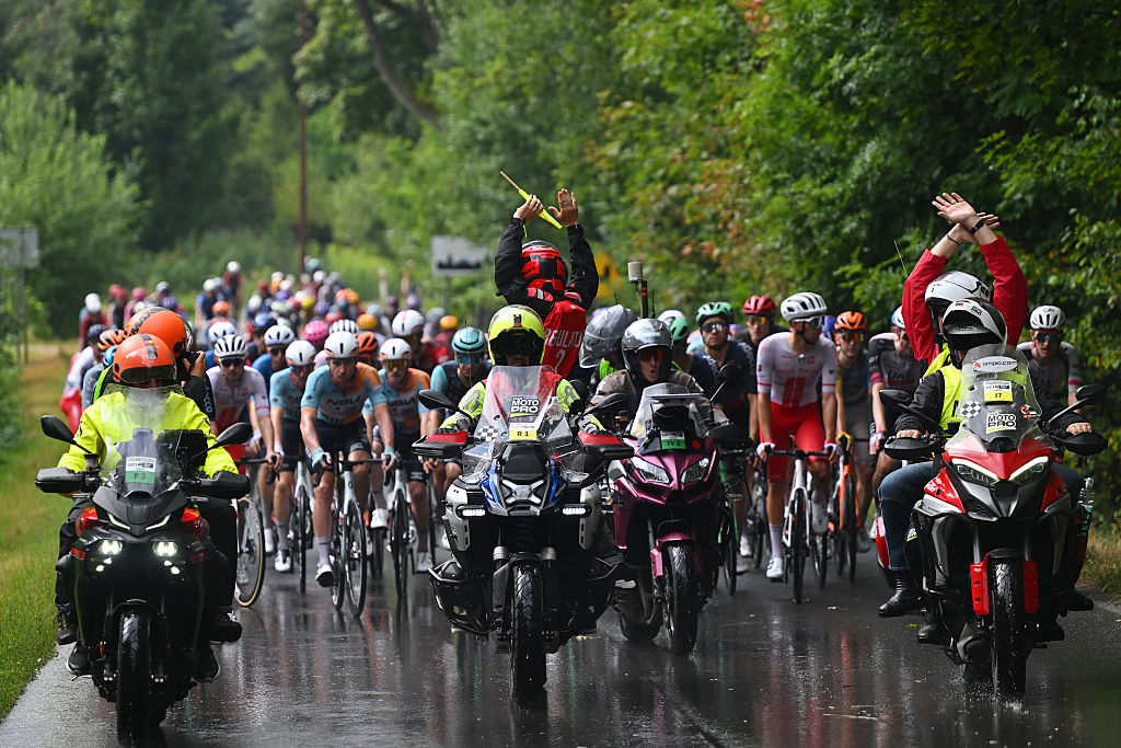 Etapa 4 del Tour de Polonia 2026: los corredores son detenidos tras la caída
