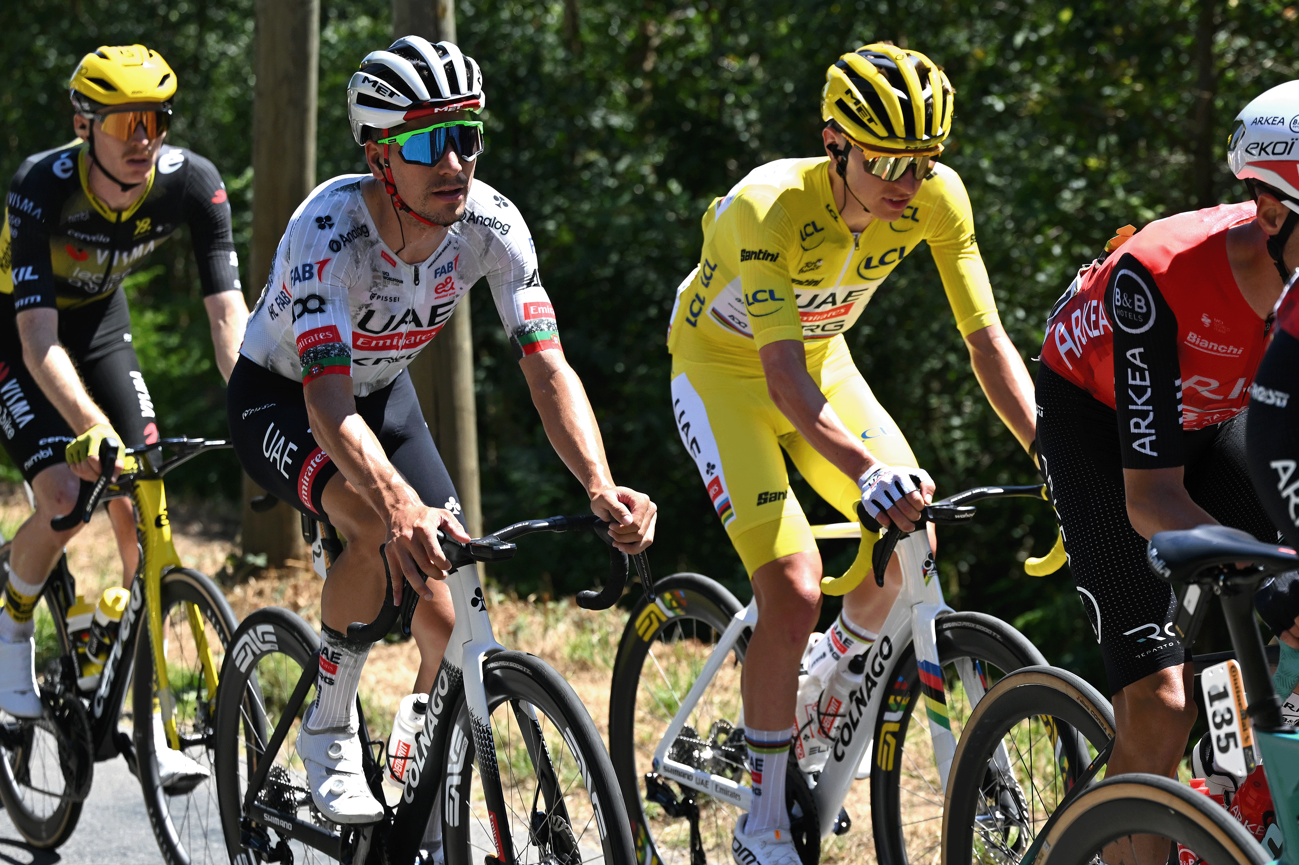 VIRE NORMANDIE, FRANCIA - 10 DE JULIO: (LR) Joao Almeida de Portugal y Tadej Pogacar de Eslovenia y UAE Team Emirates - XRG - Camiseta amarilla de líder compiten durante el 112º Tour de Francia, etapa 6, una etapa de 201,5 km desde Bayeux a Vire Normandie / #UCIWT / el 10 de julio de 2025 en Vire Normandie, Francia. (Foto de Tim de Waele/Getty Images)