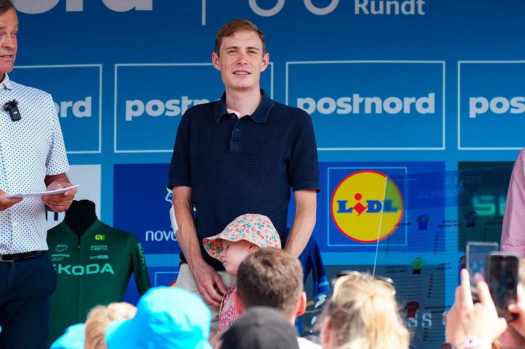 El ciclista danés Jonas Vingegaard saluda a sus aficionados en Glyngoere, Dinamarca, el 30 de julio de 2026, durante la segunda etapa del PostNord Denmark Tour. La etapa tiene 187,2 kilómetros de longitud y discurrirá desde Glyngoere hasta Skive el 30 de julio de 2026. (Foto de Henning Bagger / Ritzau Scanpix / AFP) / Dinamarca FUERA