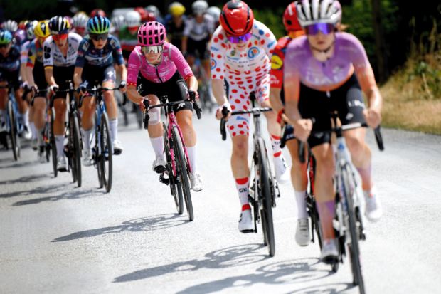 La moto de servicio neutro Shimano derriba a Noemi Rüegg en medio del caos de la etapa 5 del Tour de Francia Femmes - Vídeo