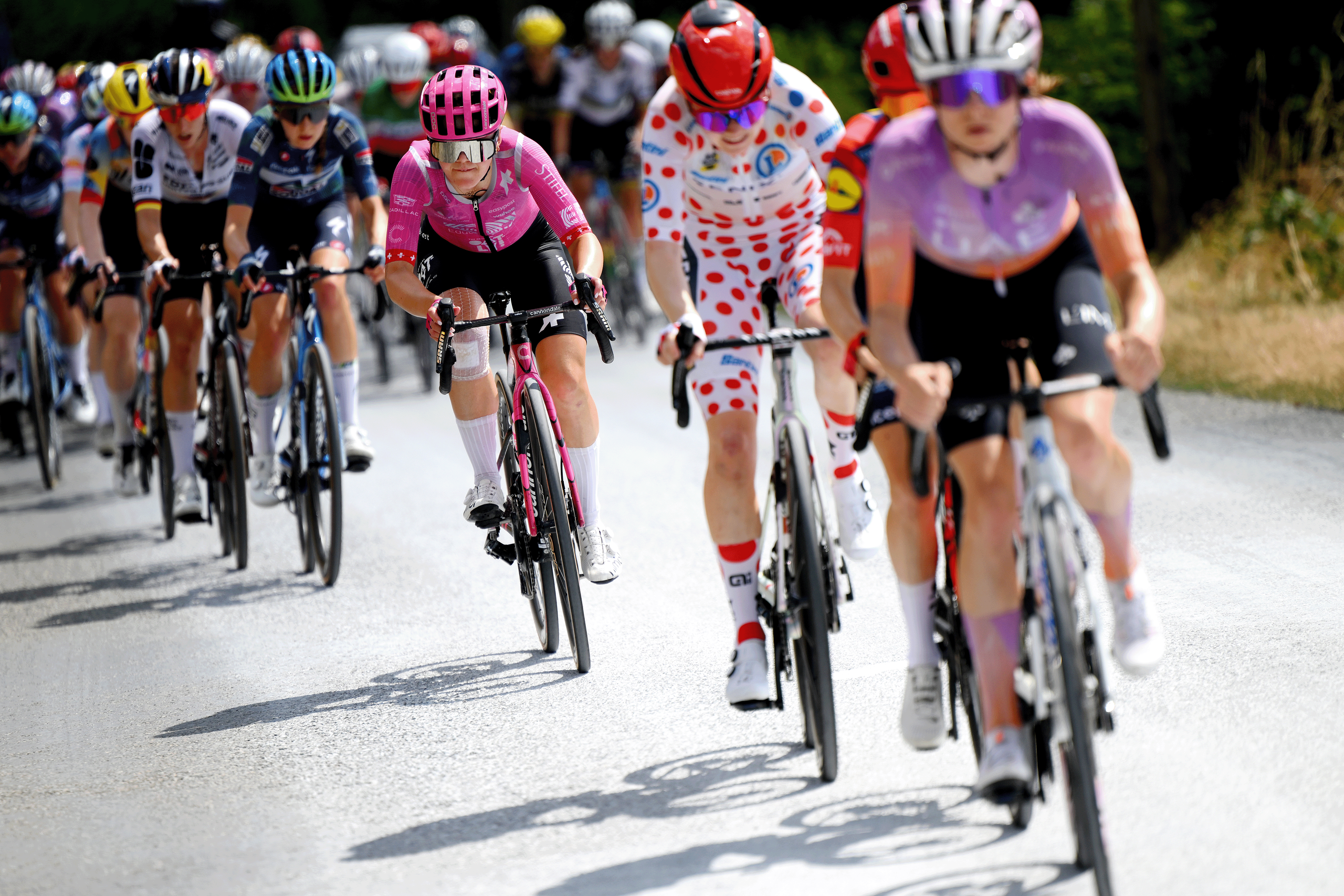 La moto de servicio neutro Shimano derriba a Noemi Rüegg en medio del caos de la etapa 5 del Tour de Francia Femmes - Vídeo