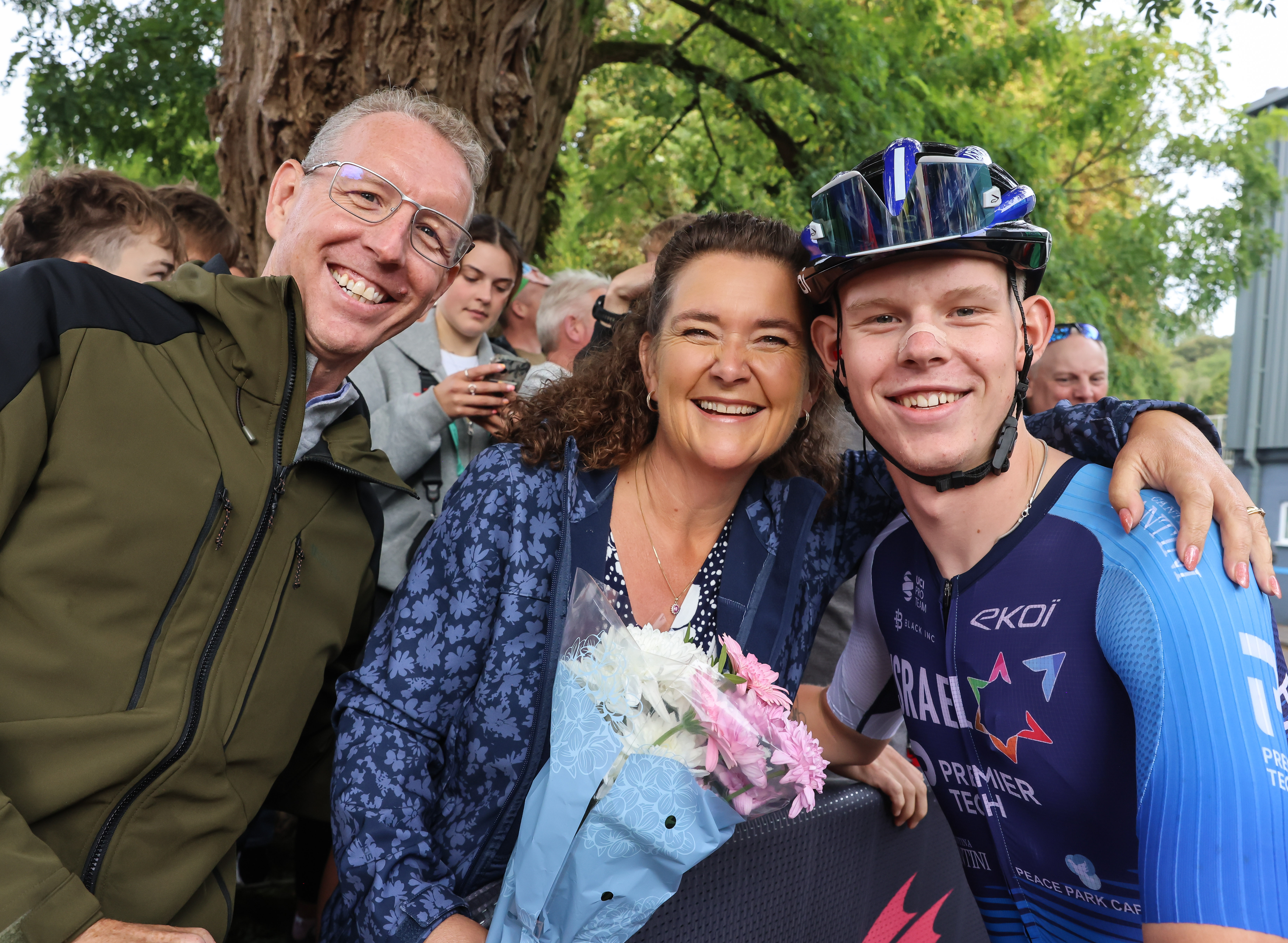 Finlay Tarling entrega un ramo de flores a su madre por el apoyo que le ha brindado de cara a la etapa 5 del Tour de Gran Bretaña