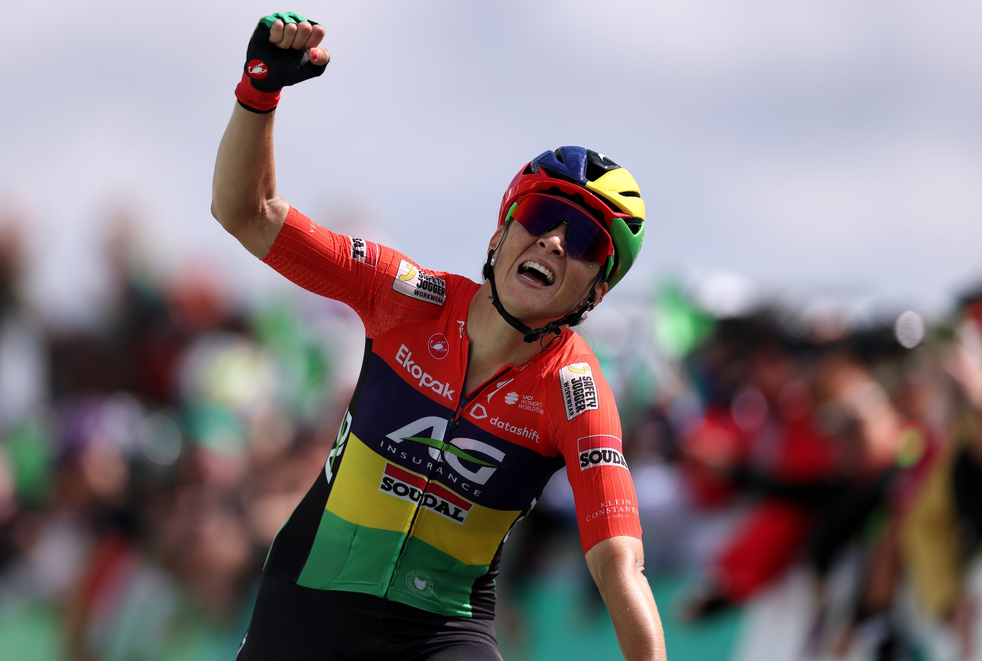 Kim Le Court-Pienaar de AG Insurance - Soudal Team celebra en la línea de meta como ganador de la etapa 3 en Lloyds Tour of Britain Women 2026