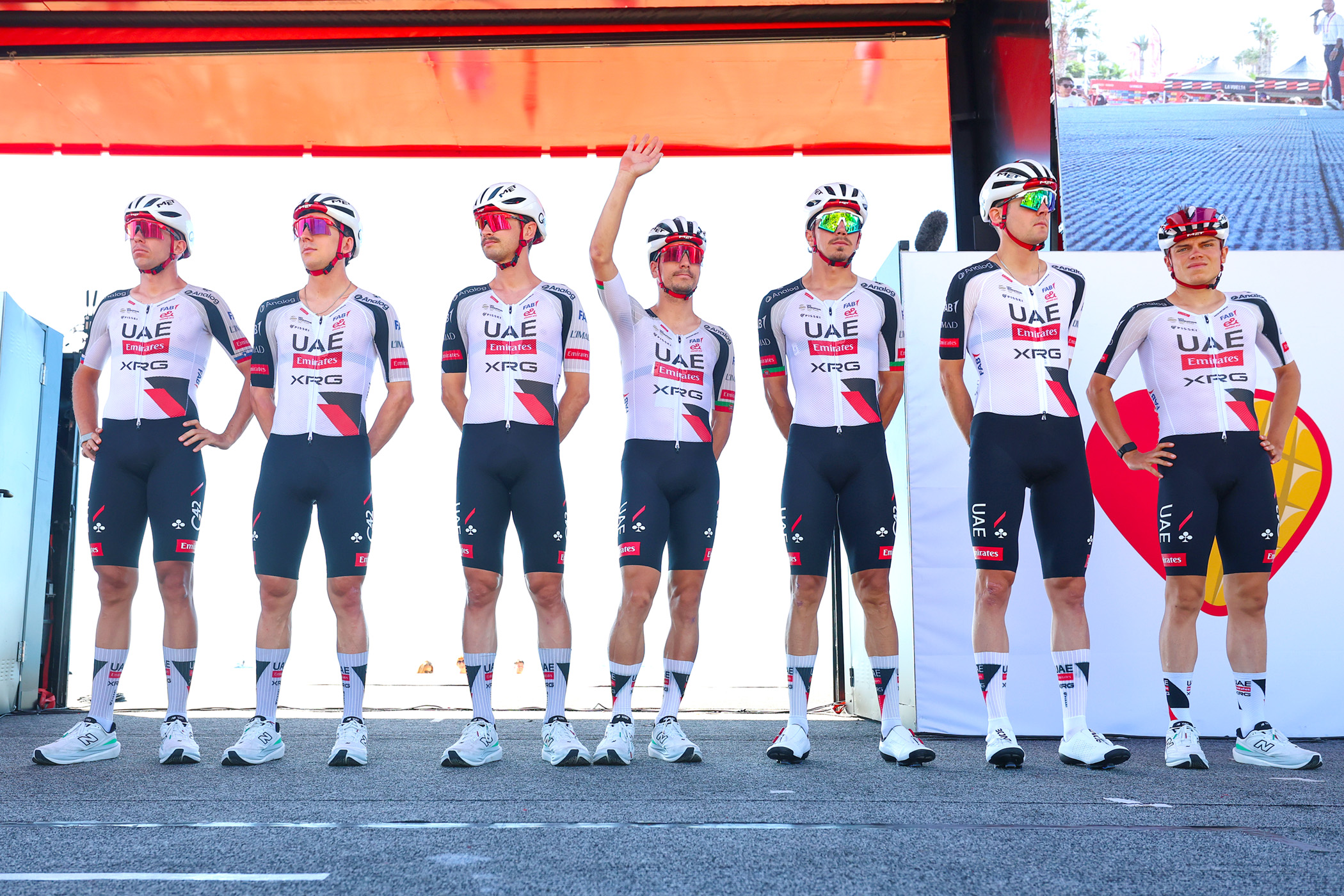 Los siete corredores restantes del UAE Team Emirates-XRG se alinean en el escenario antes de la novena etapa de la Vuelta a España