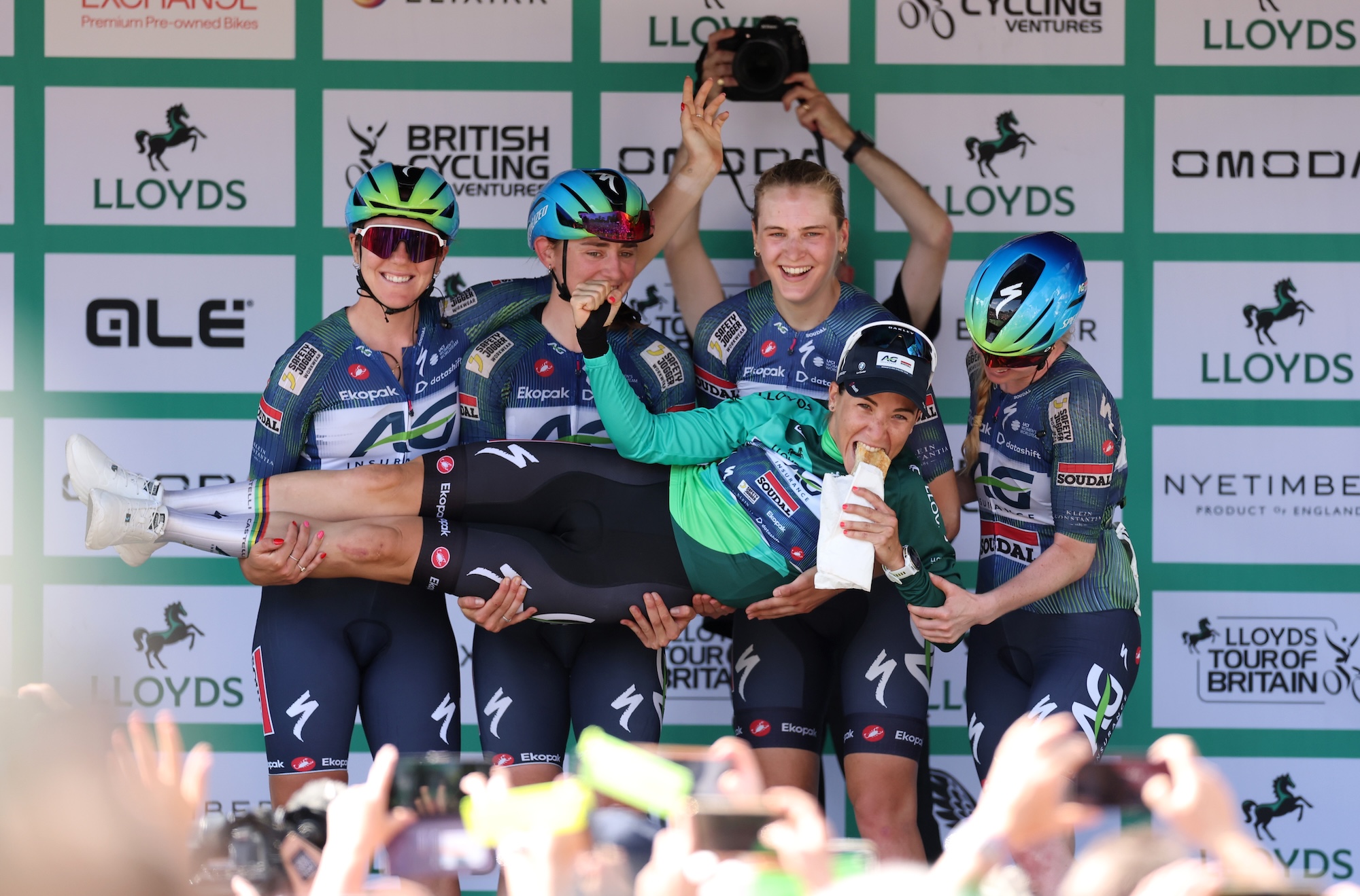 Kim Le Court-Pienaar de Mauricio y Team AG Insurance - Soudal Team celebra en el podio como ganadora de Green Leader Jersey con sus compañeros de equipo durante el 11.º Tour Lloyds de Gran Bretaña Mujeres 2026